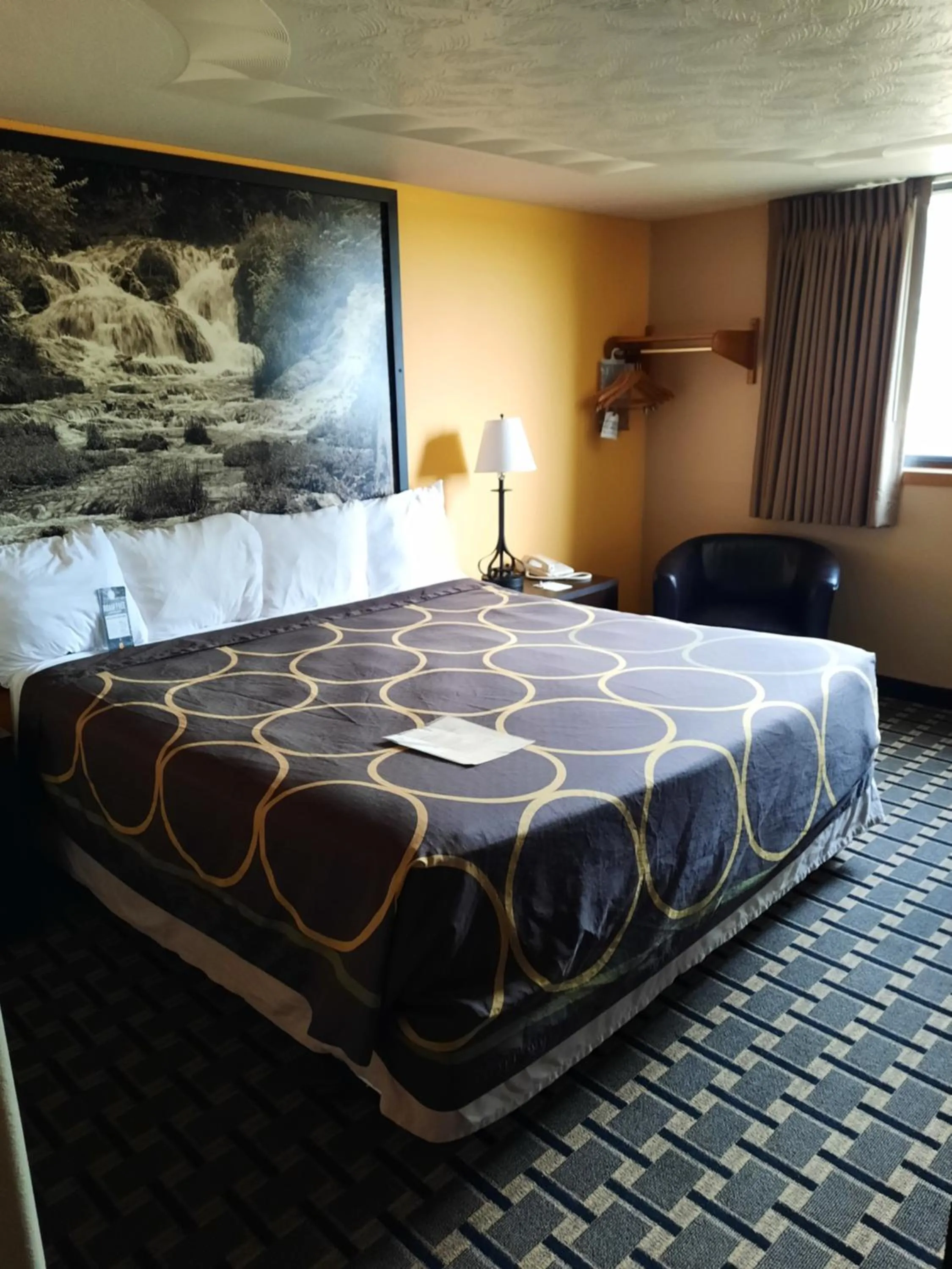 King Room with Bath Tub - Mobility Accessible/Non-Smoking in Super 8 by Wyndham Watertown