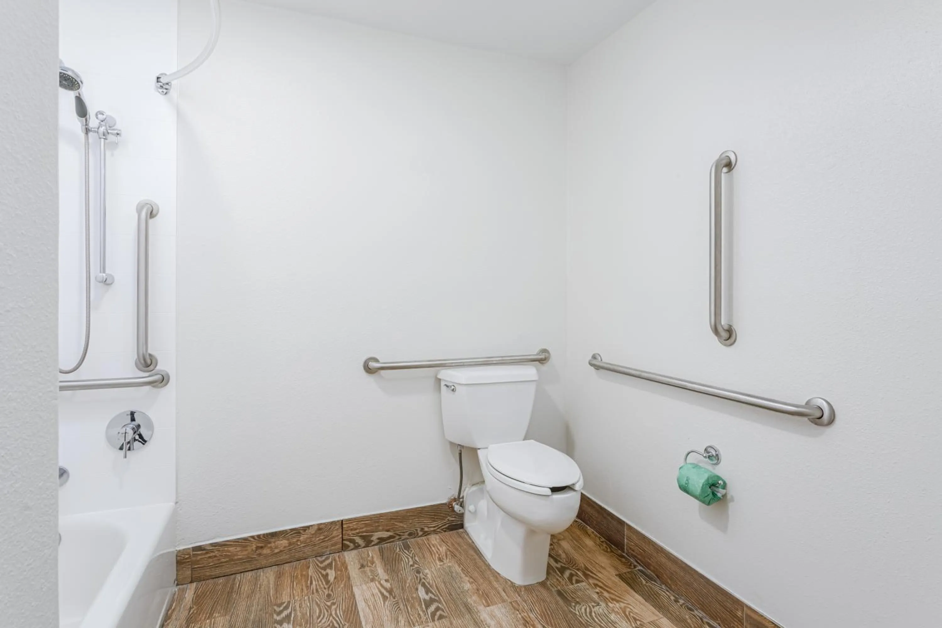 Queen Room - Disability Access in Surf & Sand Hotel