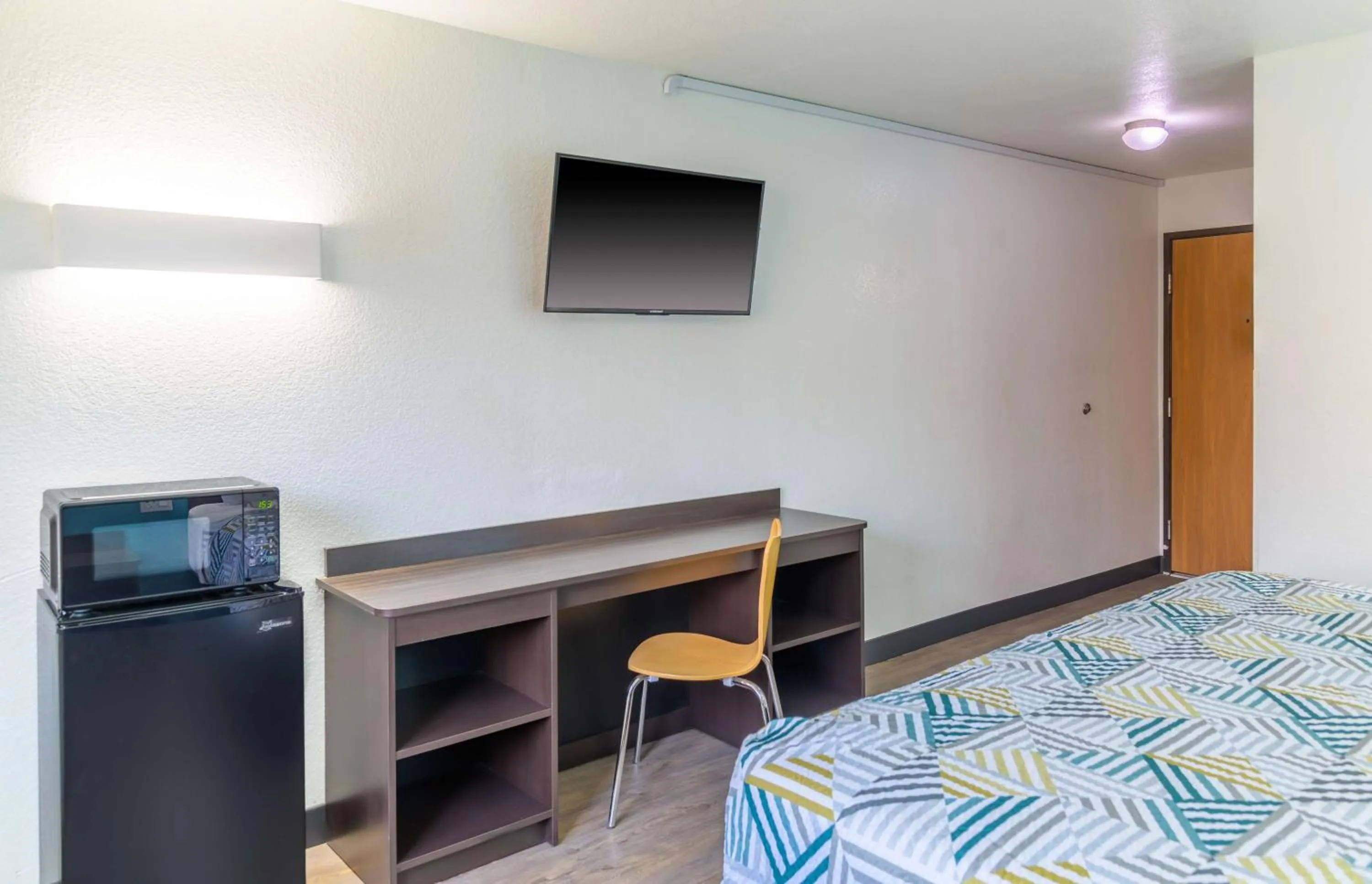 King Room - Non-Smoking in Motel 6-Sedalia, MO