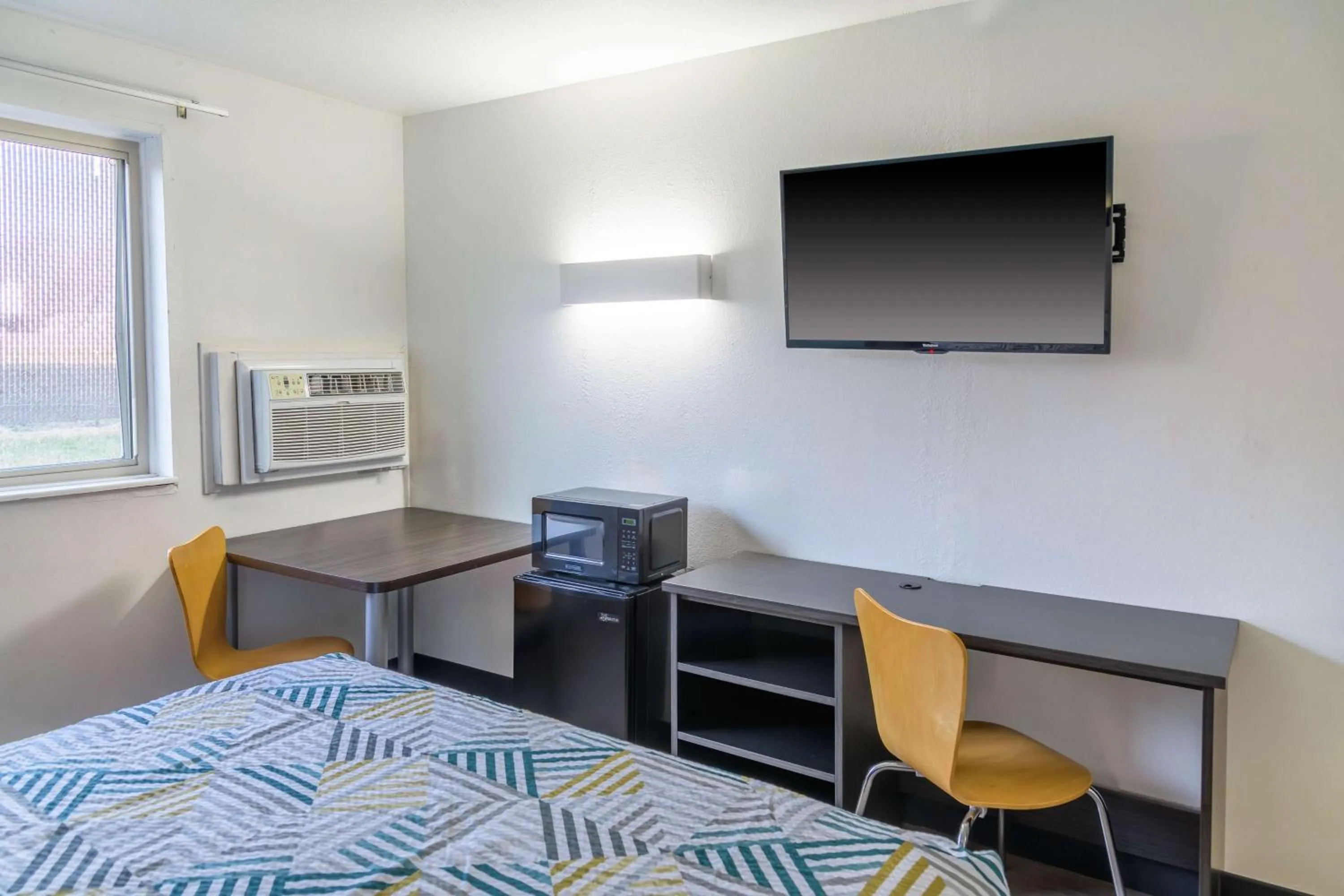 Queen Room - Disability Access - Non-Smoking in Motel 6-Sedalia, MO