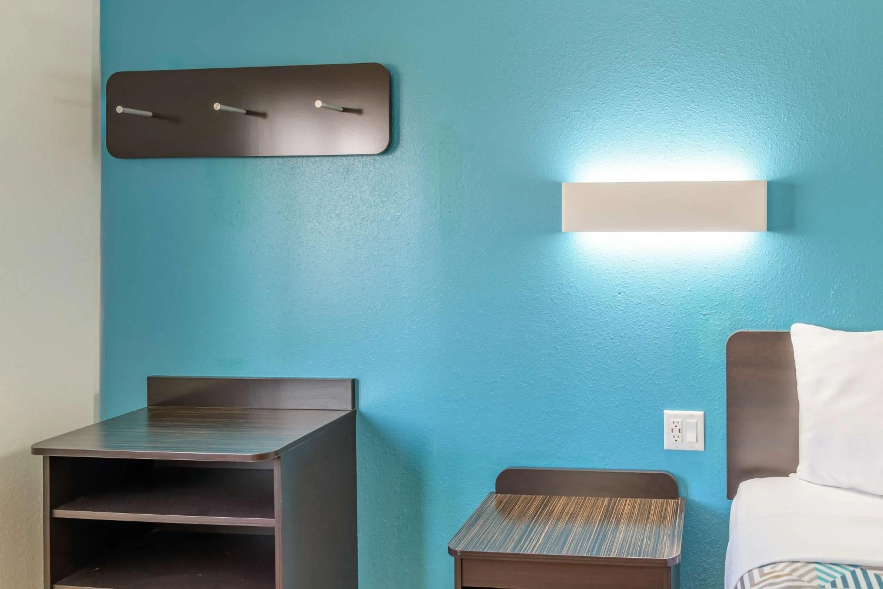 Queen Room - Non-Smoking in Motel 6-Sedalia, MO