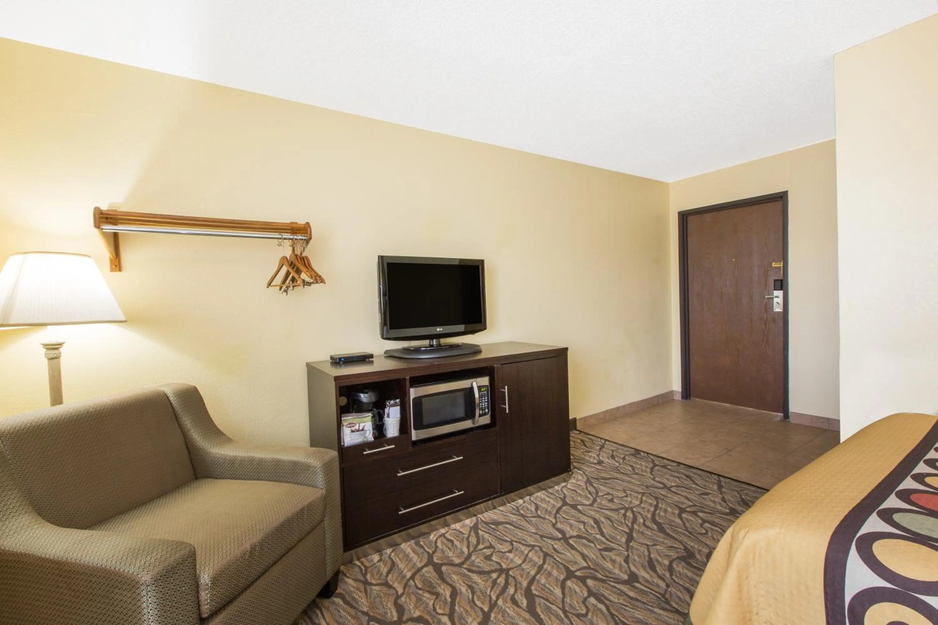 Queen Room - Pet Friendly/Non-Smoking in Super 8 by Wyndham Nampa