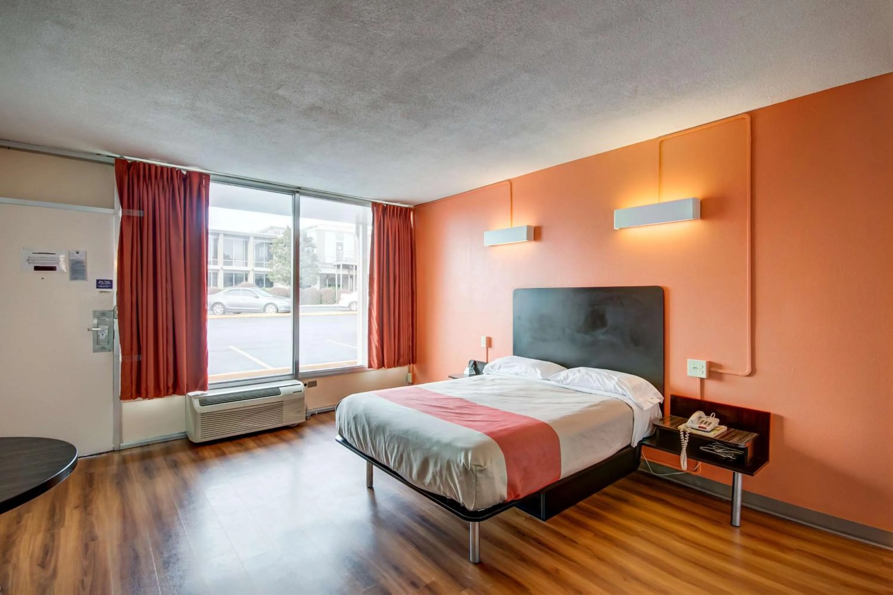 Deluxe Queen Room - single occupancy - Smoking in Motel 6-Somerset, KY