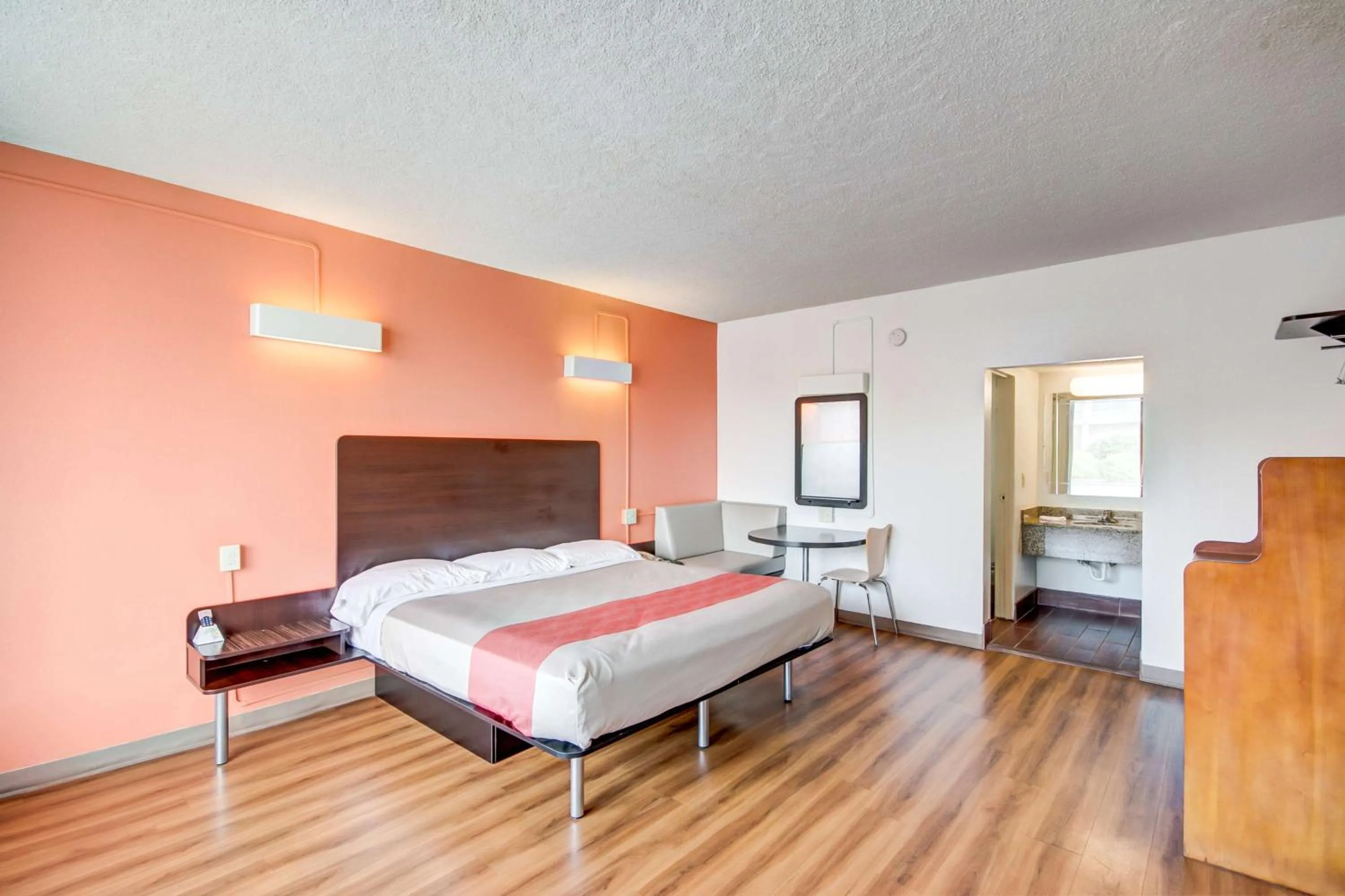 Deluxe King Room - single occupancy - Smoking in Motel 6-Somerset, KY