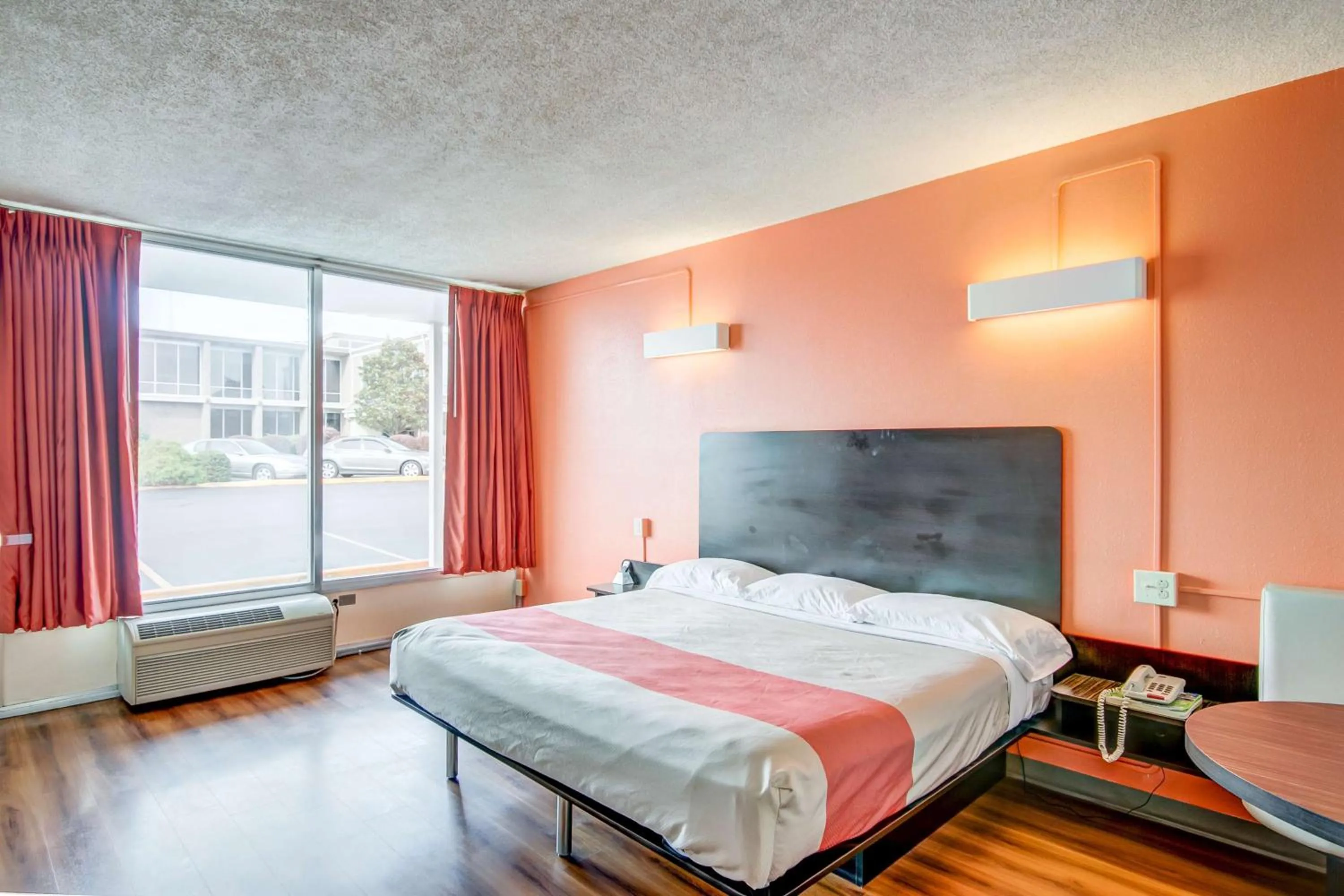 Deluxe King Room - single occupancy - Non-Smoking in Motel 6-Somerset, KY