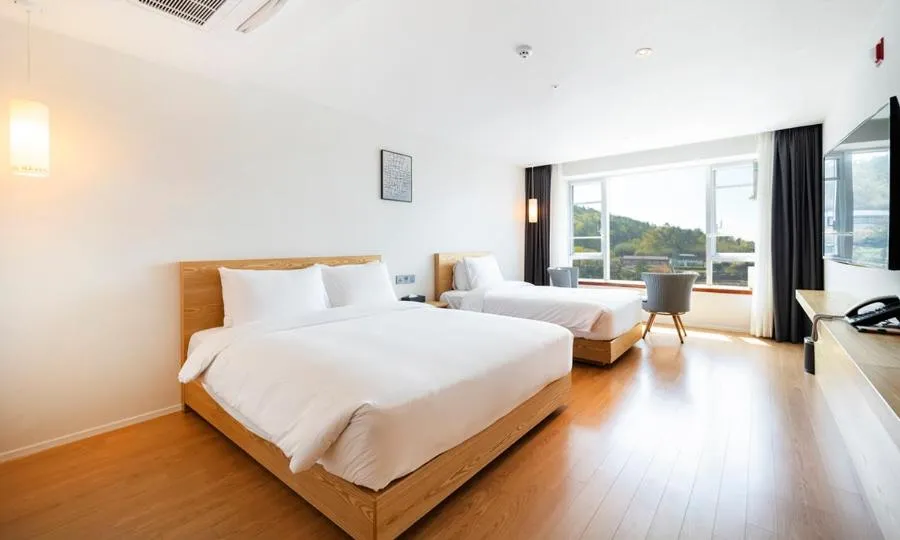 Standard Twin Room with Mountain View in Yeosu Hotel Haven