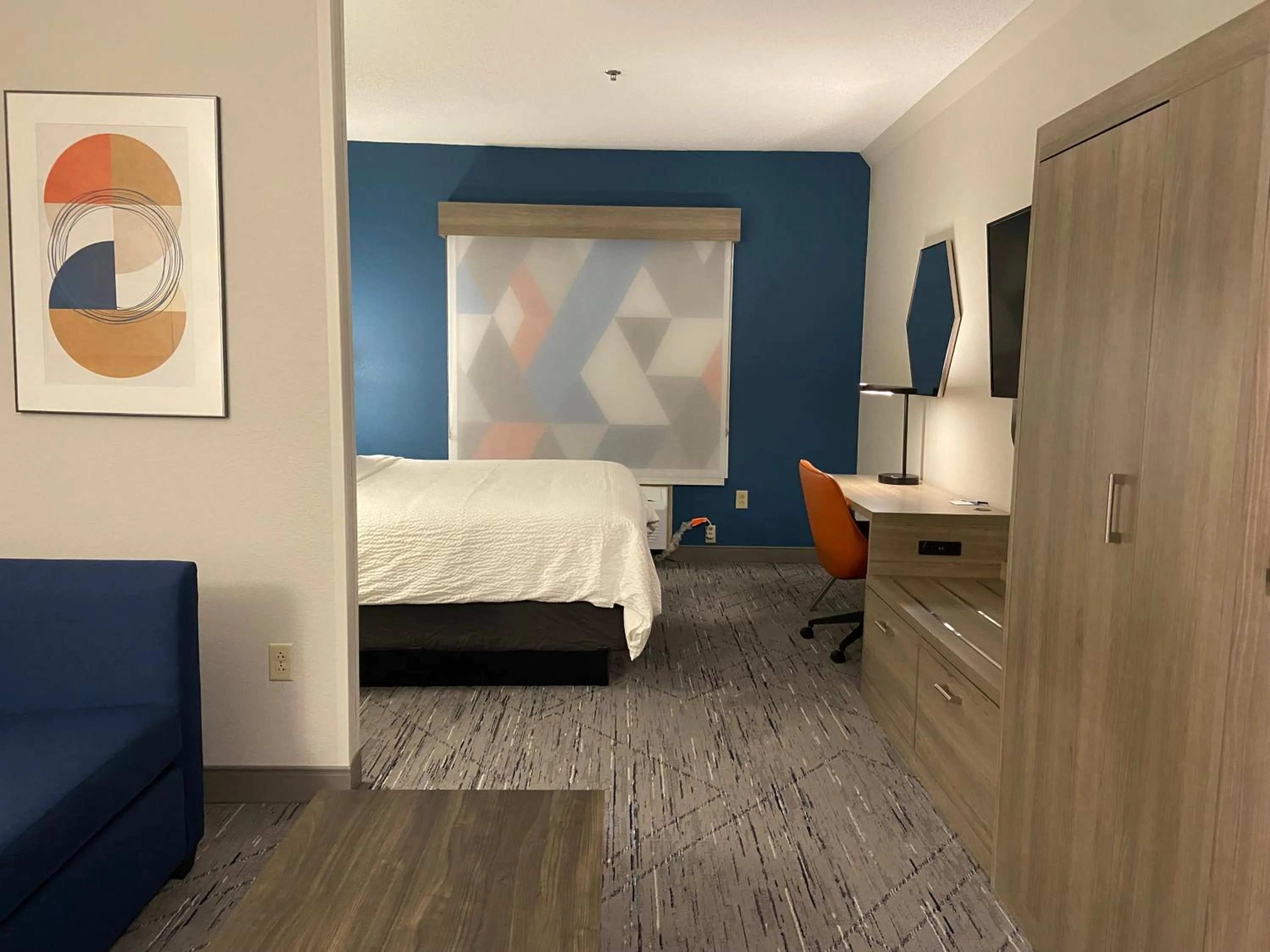 Large King Suite with Walk-In Shower in Holiday Inn Express & Suites Elyria by IHG