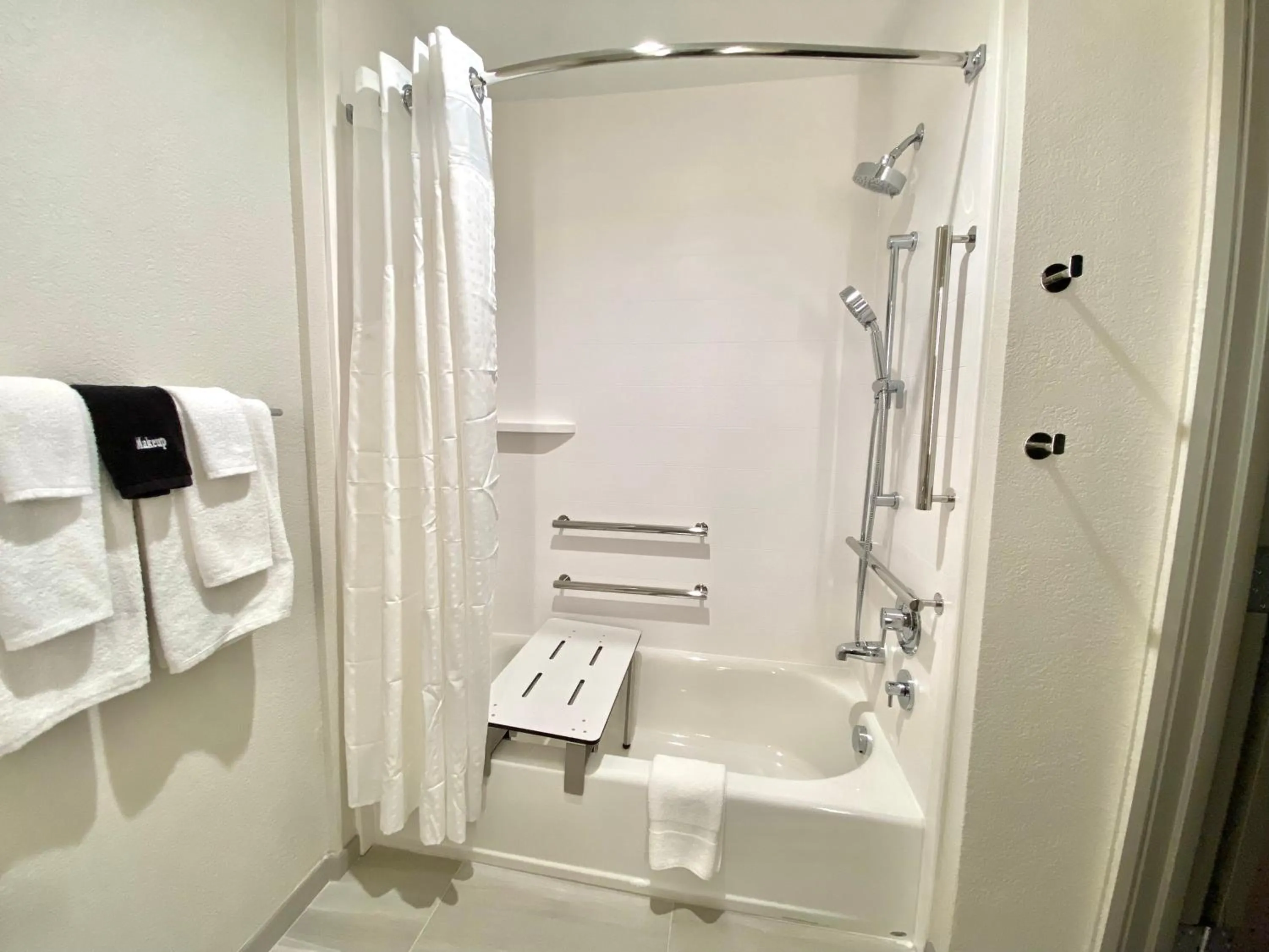 Double Room with Two Double Beds - Hearing Mobility Access with Tub - Non-Smoking in Holiday Inn Express & Suites Elyria by IHG