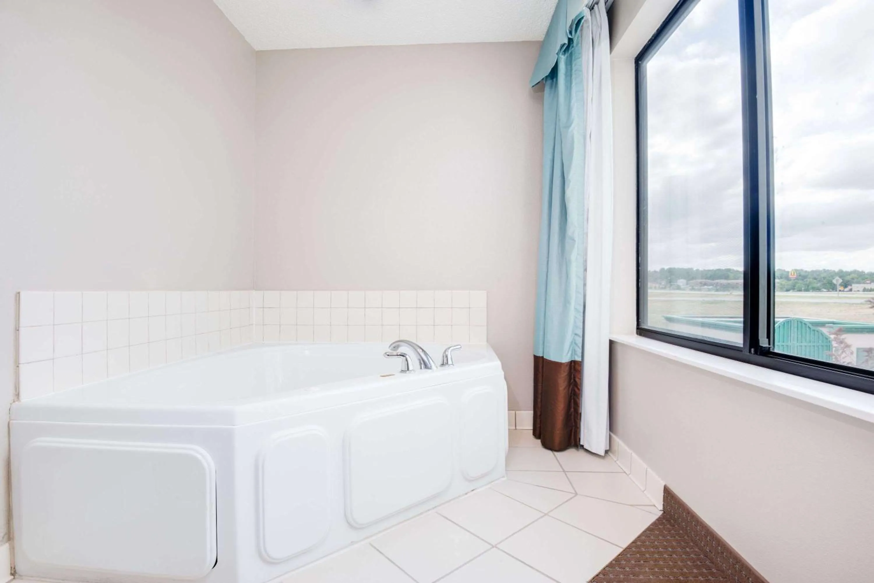 King Room with Bath Tub - Mobility Accessible/Non-Smoking in Wingate by Wyndham Gillette