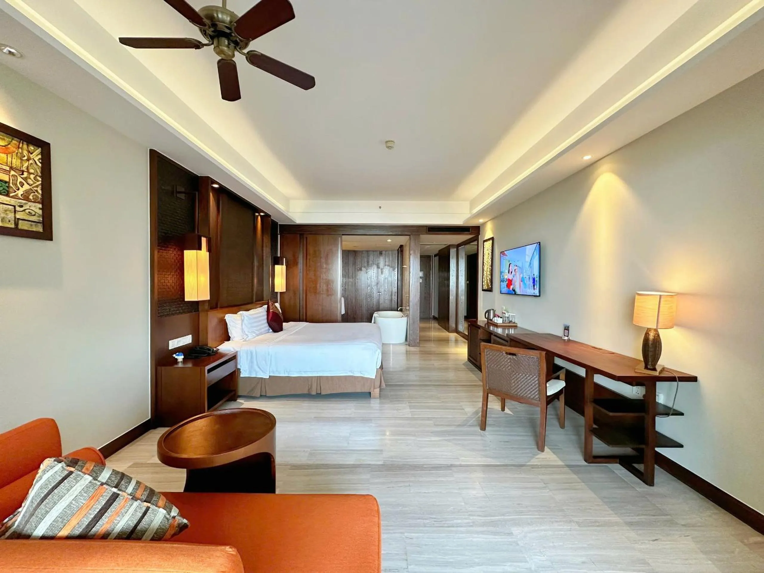 Premier Ocean View Double Room with Balcony and Bathtub in Crowne Plaza Danang Hotel & Resort