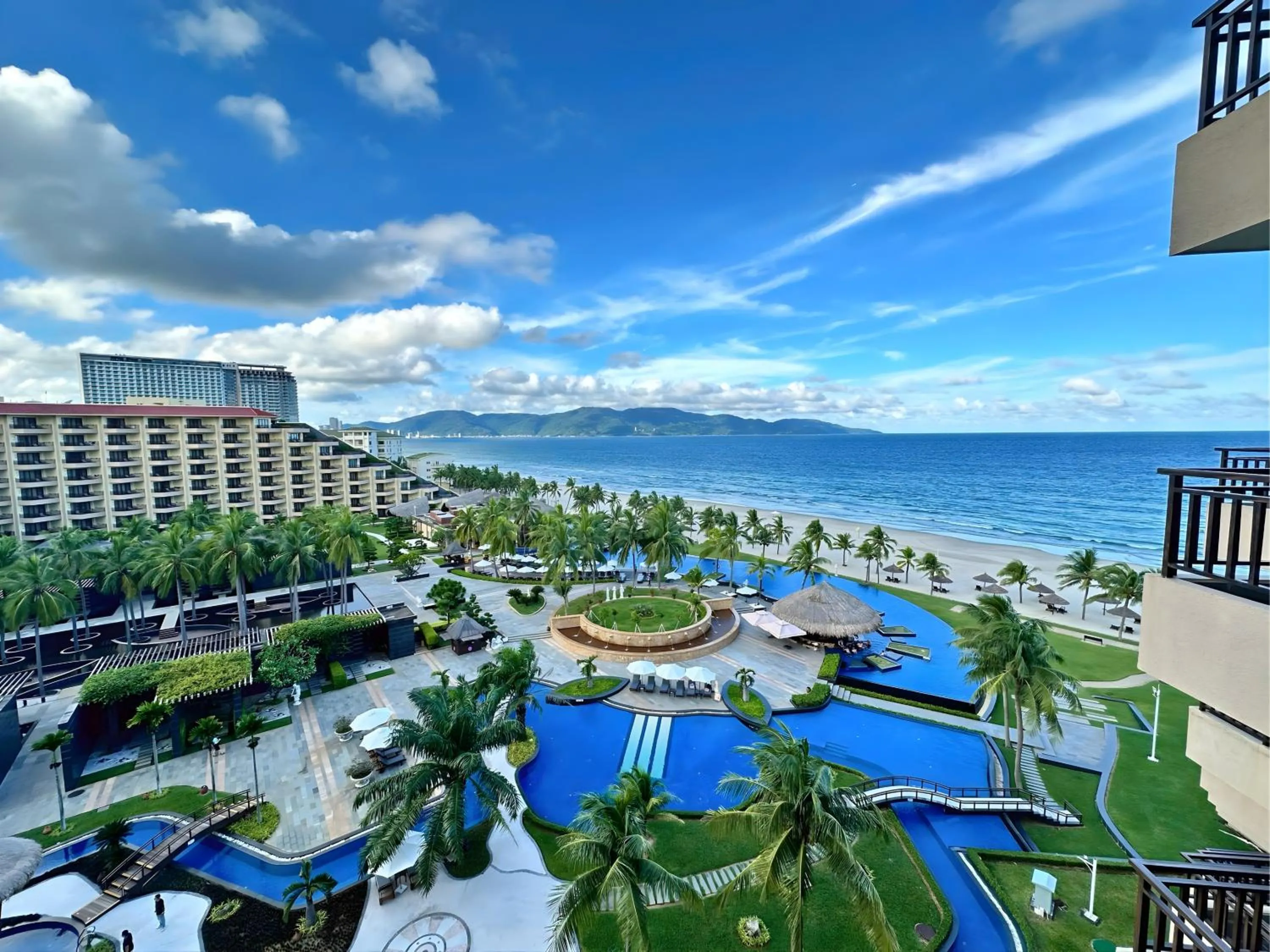 Premier Ocean View Twin Room with Balcony and Bathtub in Crowne Plaza Danang Hotel & Resort