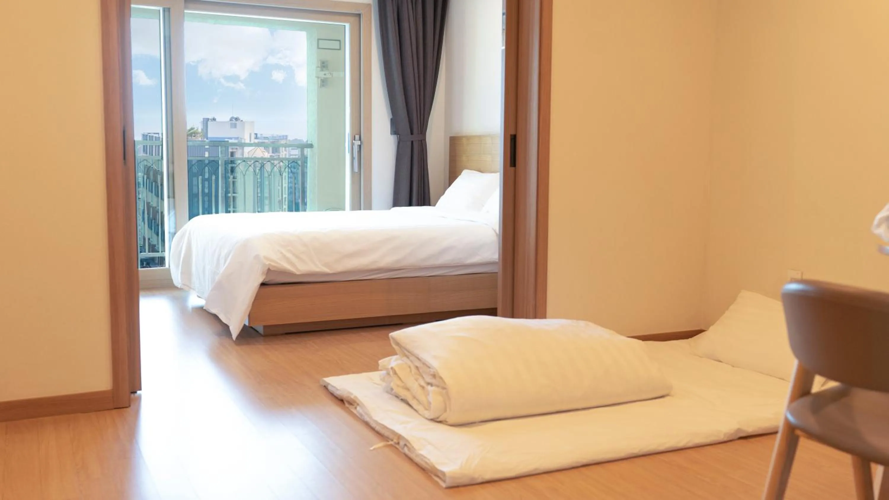 Large Double Room in Hotel Run