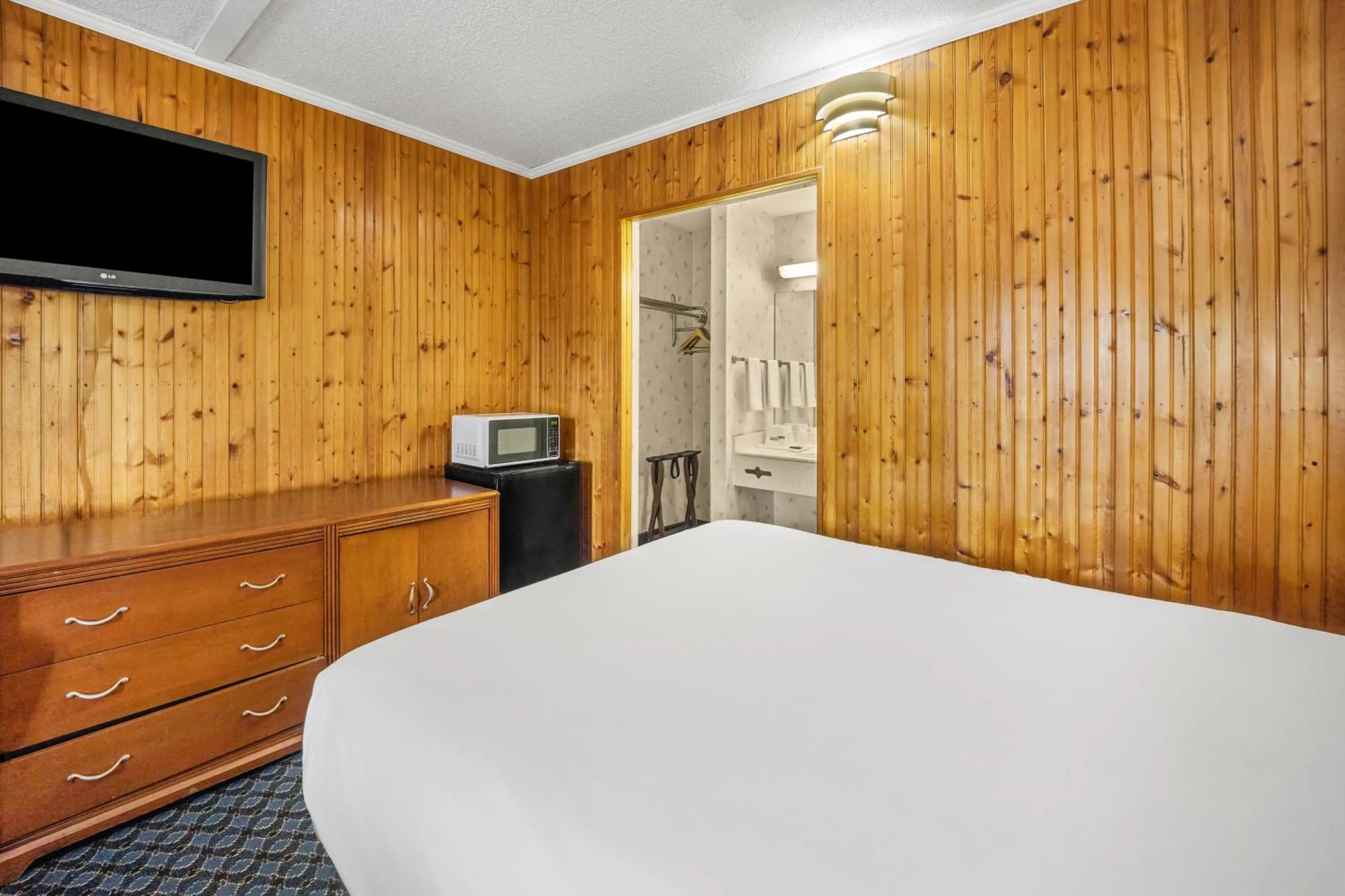 1 King Bed Smoking in Americas Best Value Inn - Roxboro