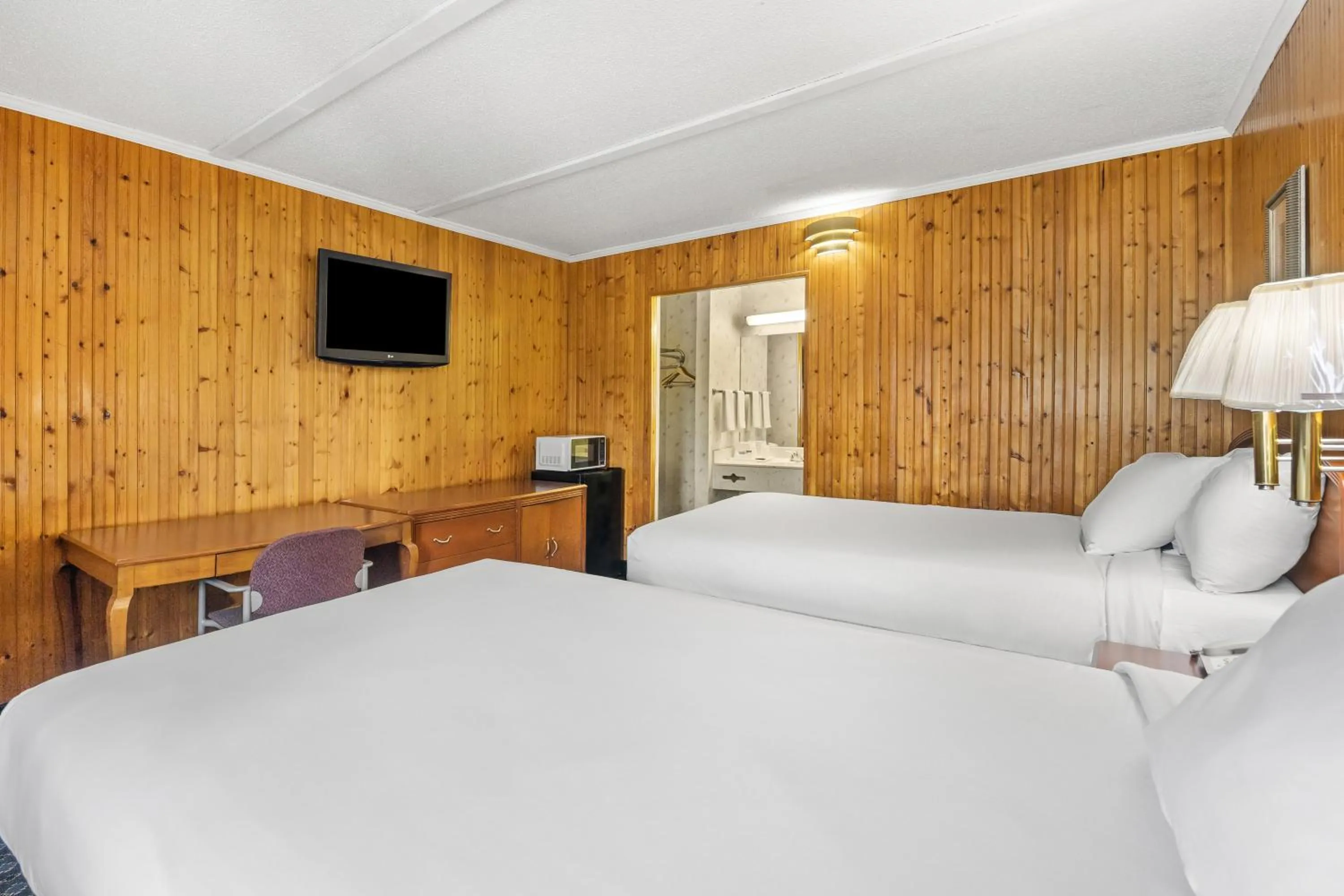 2 Double Beds Smoking in Americas Best Value Inn - Roxboro