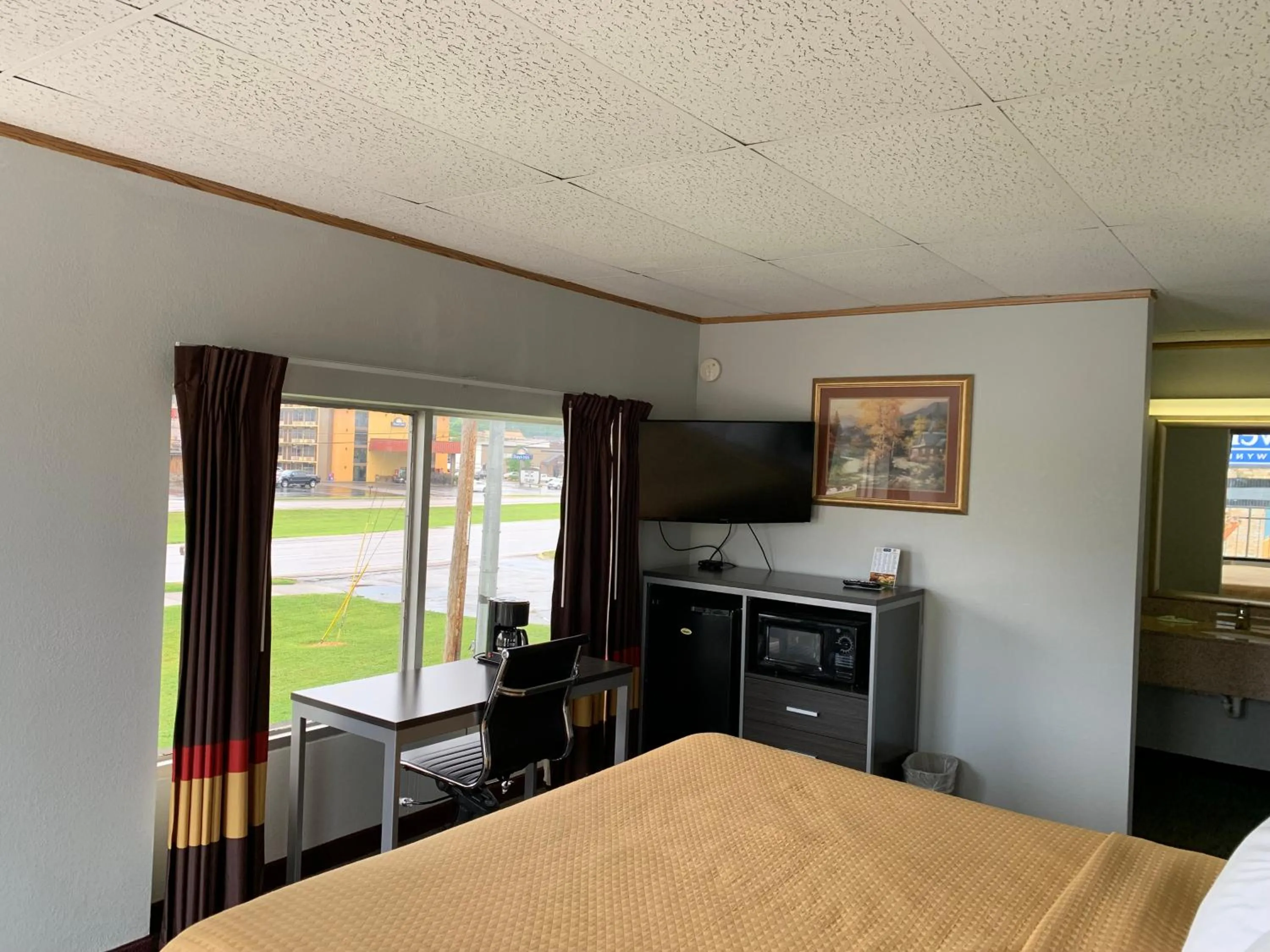 King Room with Mountain View - Non-Smoking in Pigeon Forge Parkway Inn