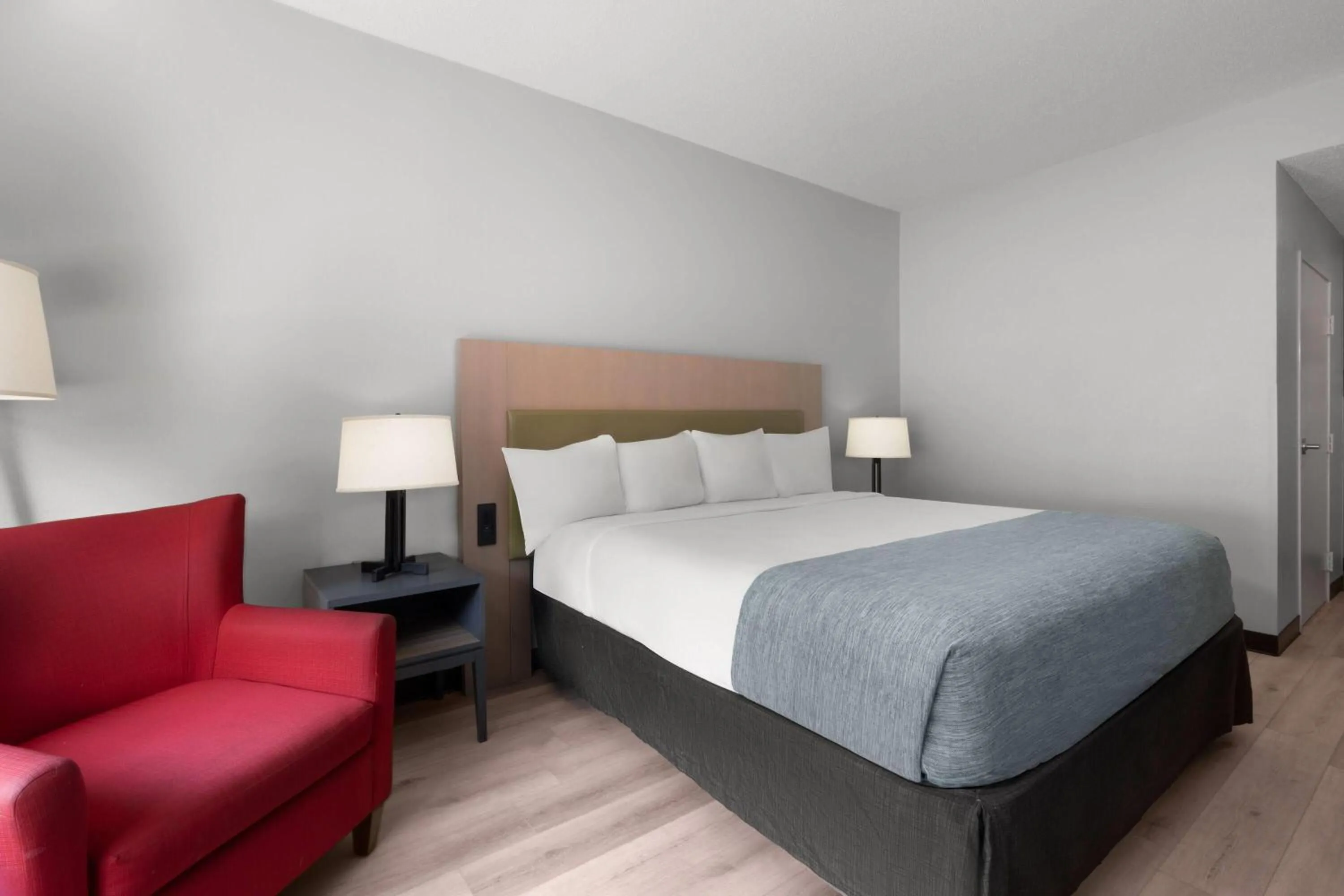 King Room with Mobility Access and Bathtub with Grab Bars, Non-Smoking in Wingate by Wyndham Matthews - Charlotte