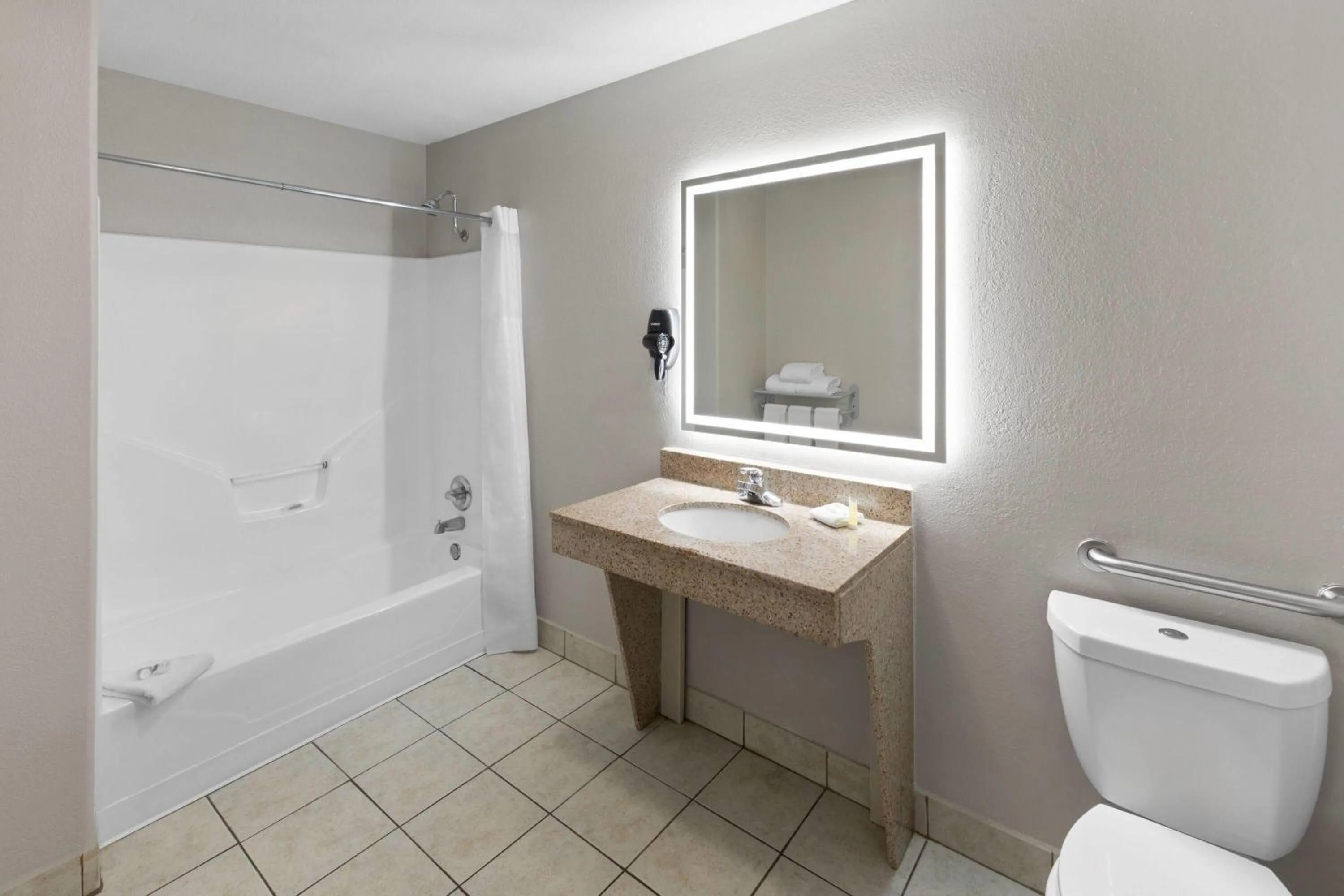 King Room with Bath Tub - Mobility/Hearing Accessible - Non-Smoking in Days Inn by Wyndham Temple