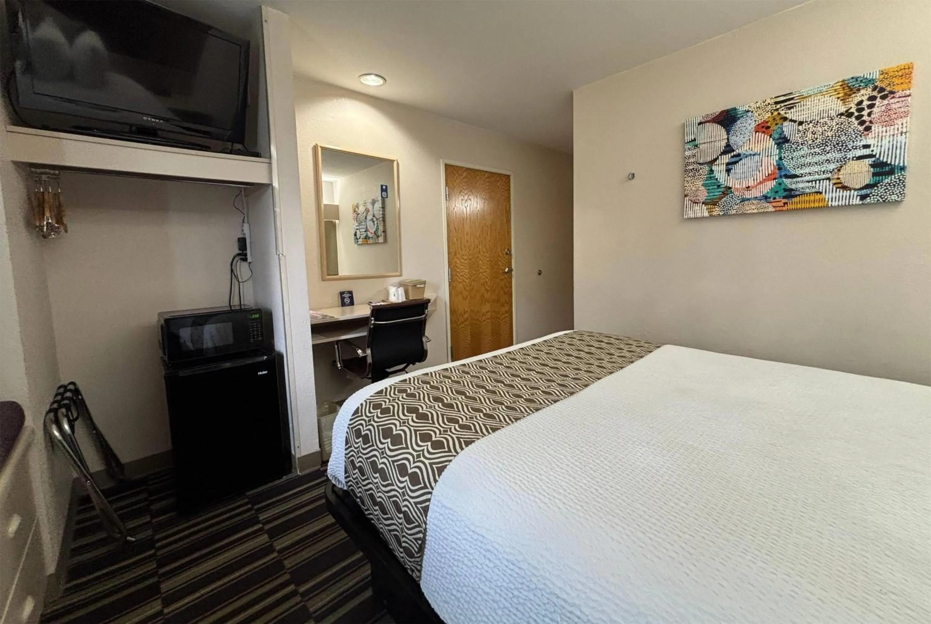 Queen Room with One Queen Bed - Disability Access/Non-Smoking in Microtel Inn by Wyndham Champaign