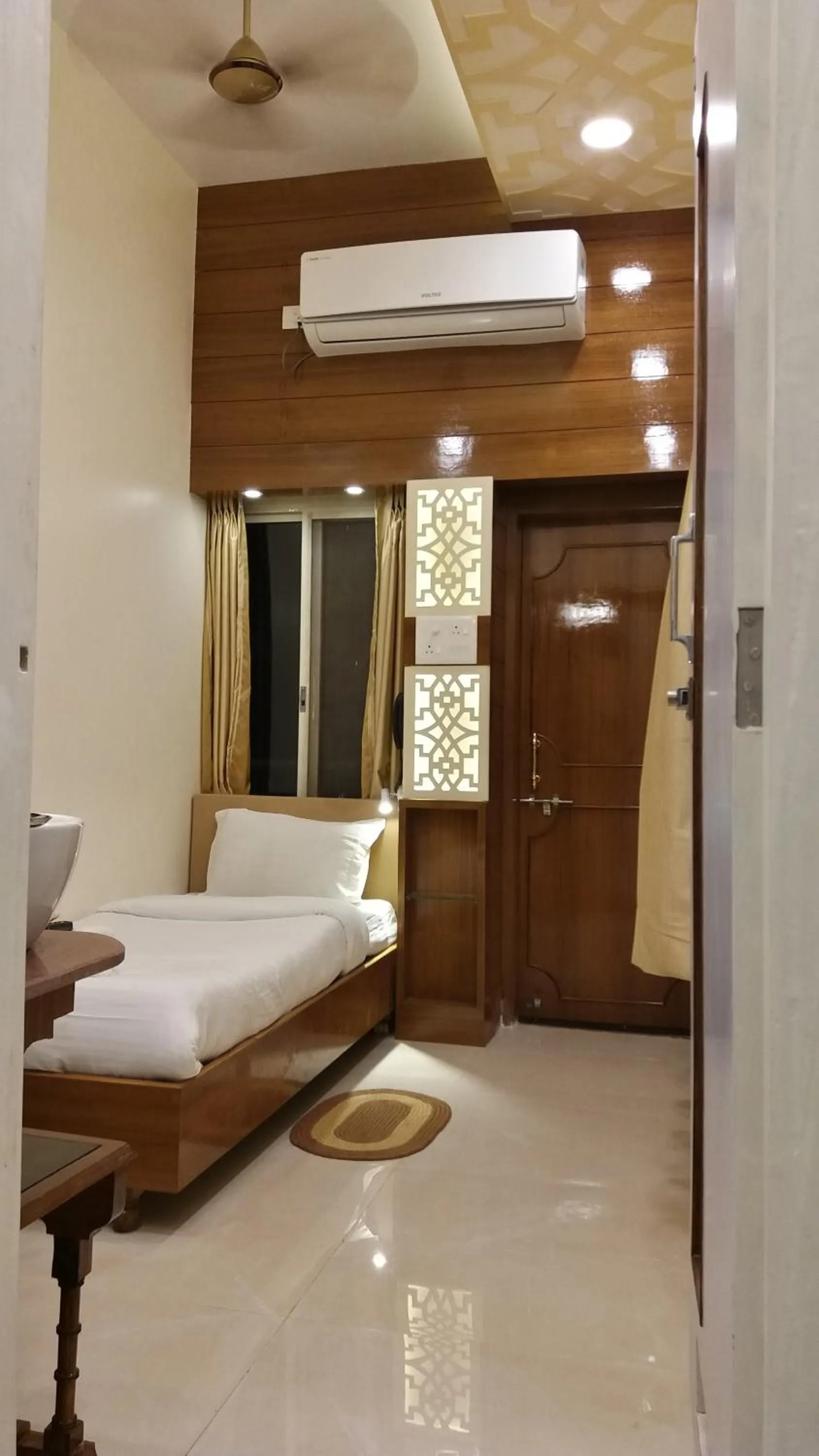 Compact single room river side - single occupancy in Hotel Temple On Ganges