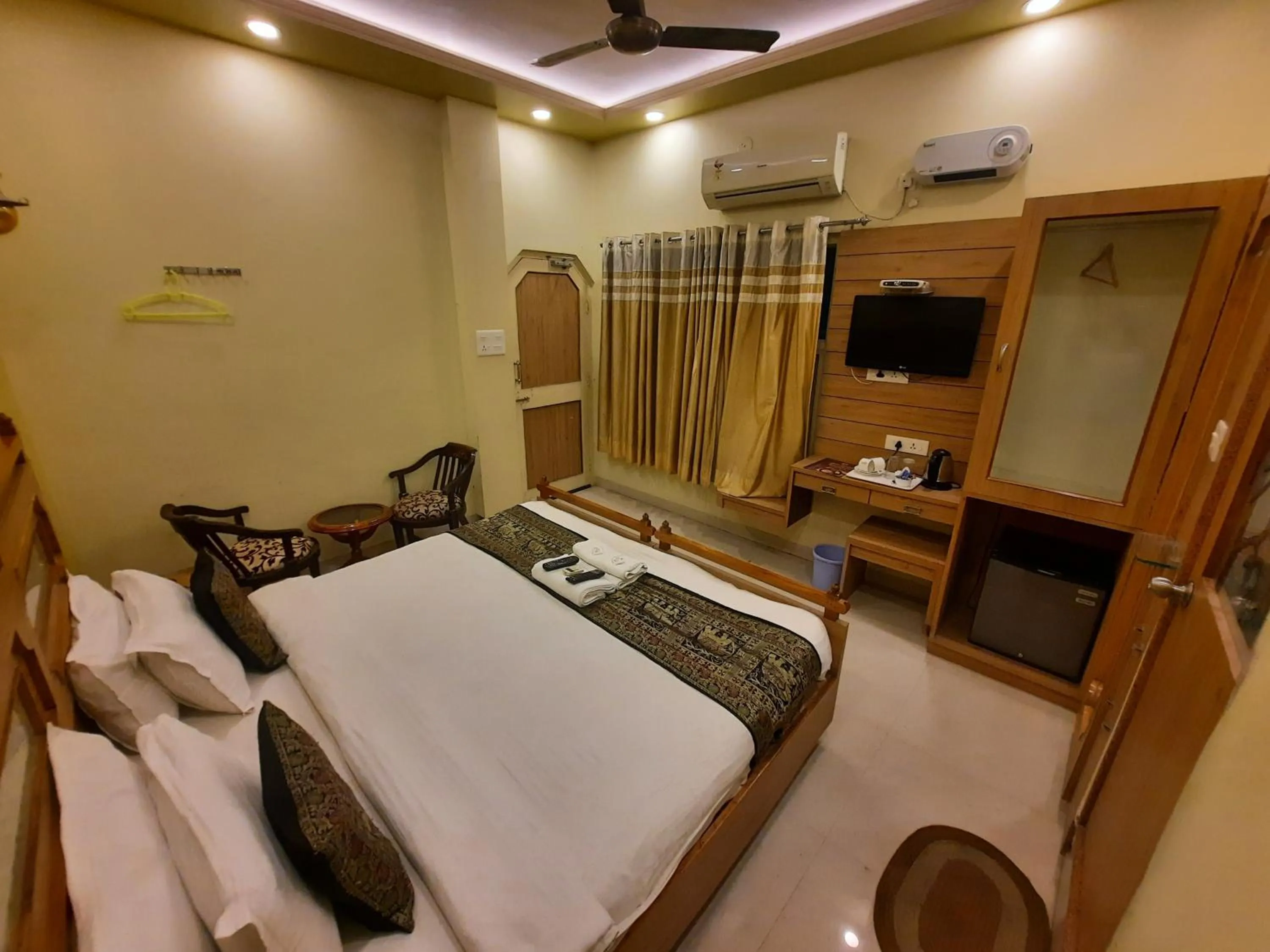 Deluxe Double Bed City View in Hotel Temple On Ganges