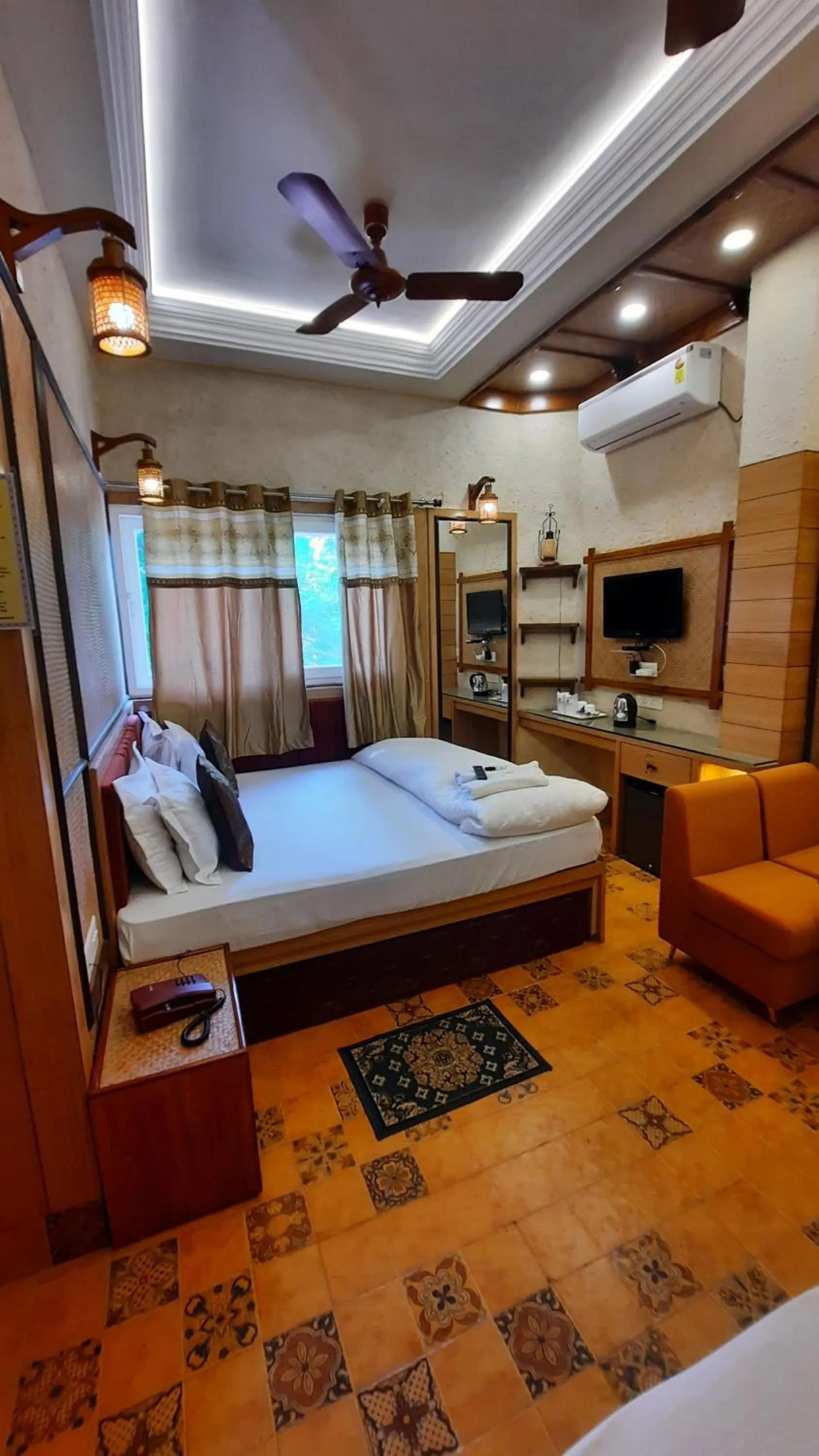 Deluxe Quad Bed Family Room City View - single occupancy in Hotel Temple On Ganges