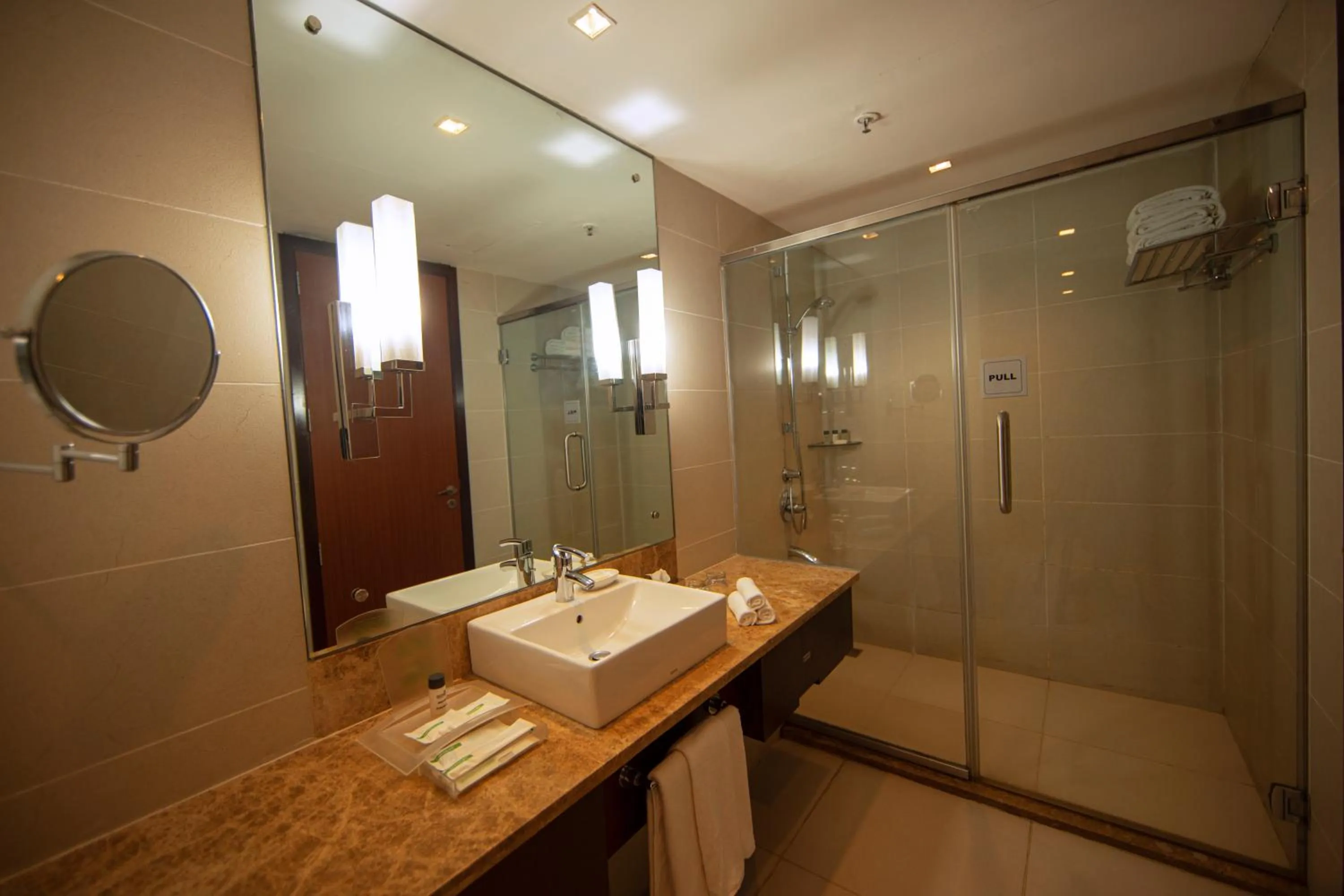 Premium Room with 25% Discount on F&B,15% Discount on SPA, 20% Discount on Laundry, 20% Discount on Airport transfers. in Holiday Inn Cochin by IHG