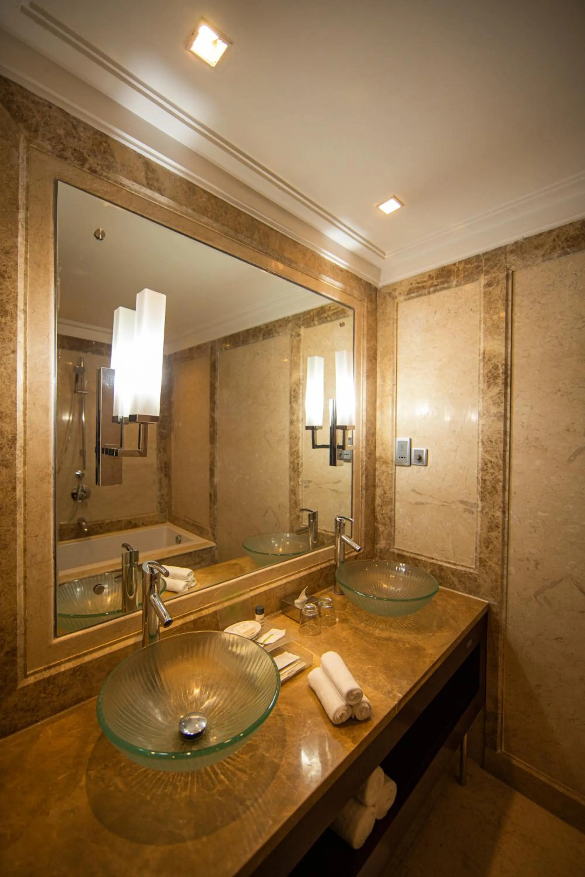 Two-Bedroom Suite with 15% Discount on SPA , 20% discount on Laundry & 25% Discount on food and Beverages   in Holiday Inn Cochin by IHG