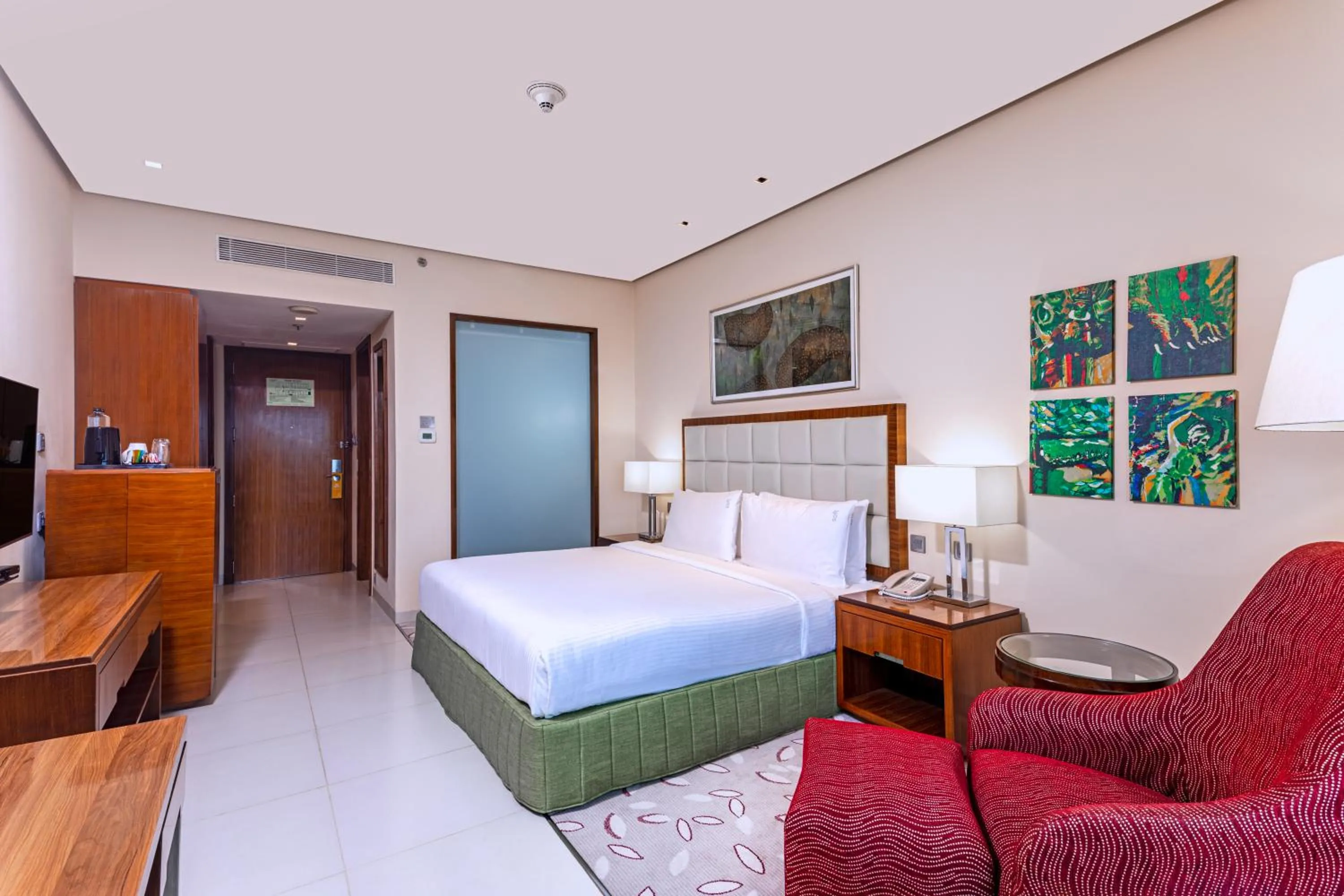 Standard King Room - High Floor with 15% Discount on SPA , 20% discount on Laundry & 25% Discount on food and Beverages   in Holiday Inn Cochin by IHG