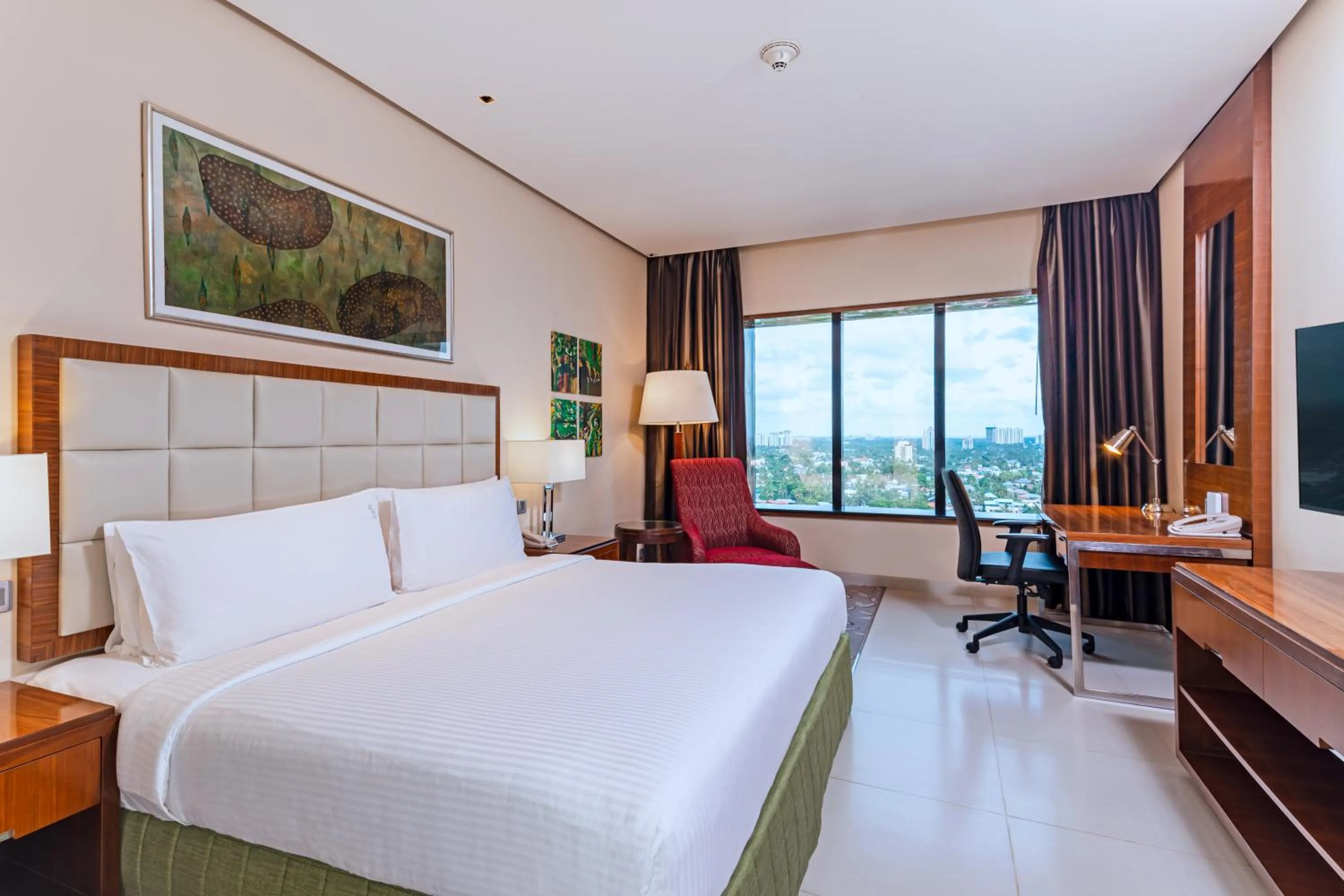 Standard King Room - High Floor/Smoking with 15% Discount on SPA , 20% discount on Laundry & 25% Discount on food and Beverages   in Holiday Inn Cochin by IHG