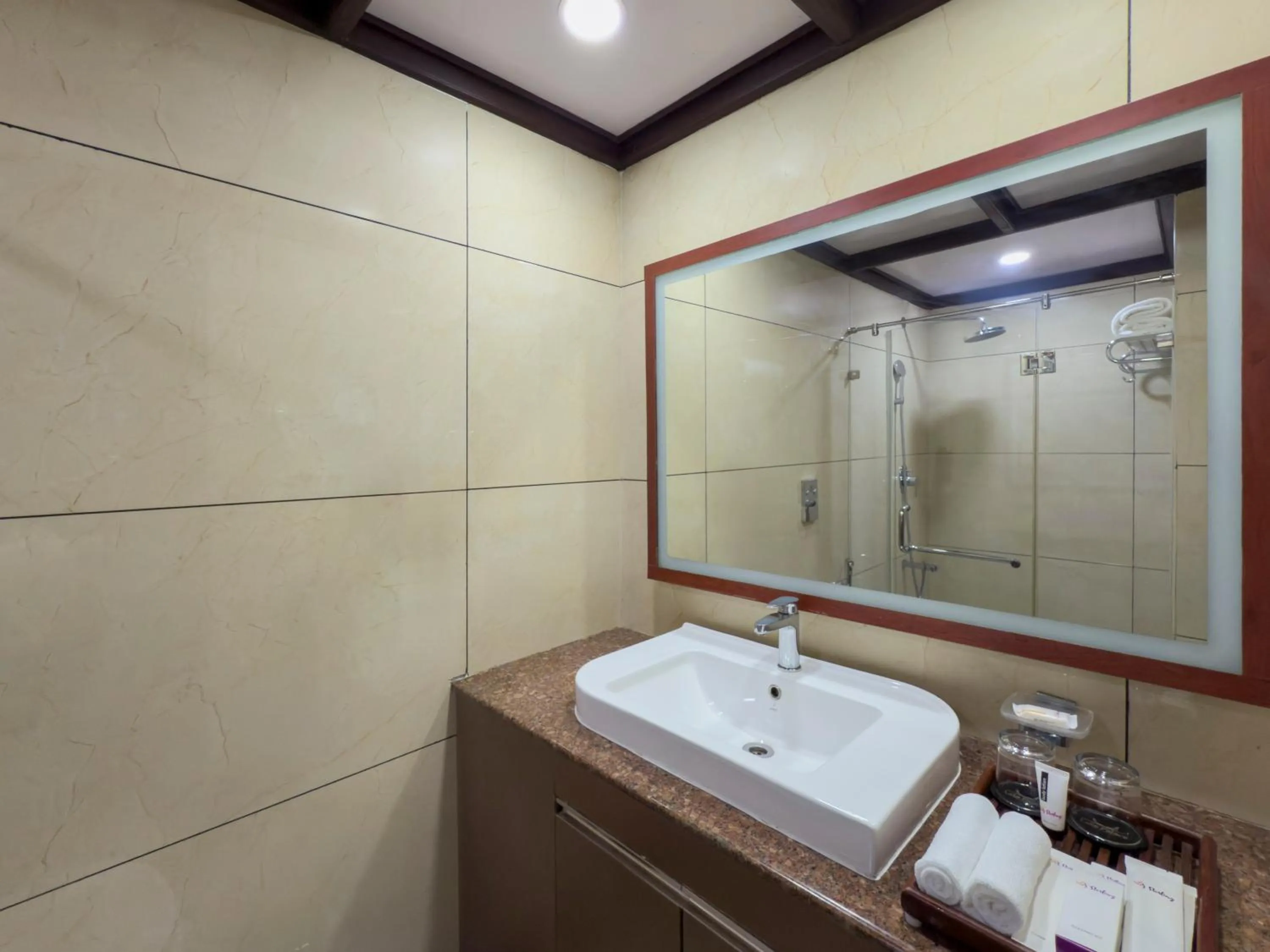 Water Front Heritage Cottage with Balcony in Sterling Lake Palace Alleppey