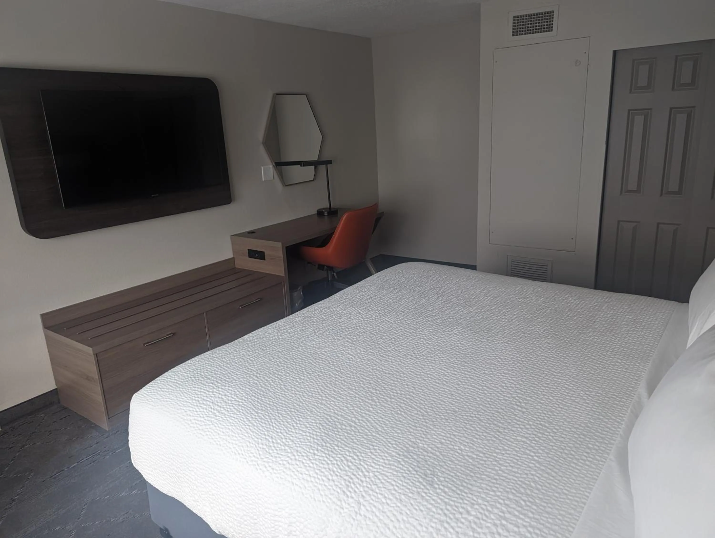 Standard King Room with Communications Accessible Roll-In Shower in Holiday Inn Express & Suites Salt Lake City N - Bountiful by IHG