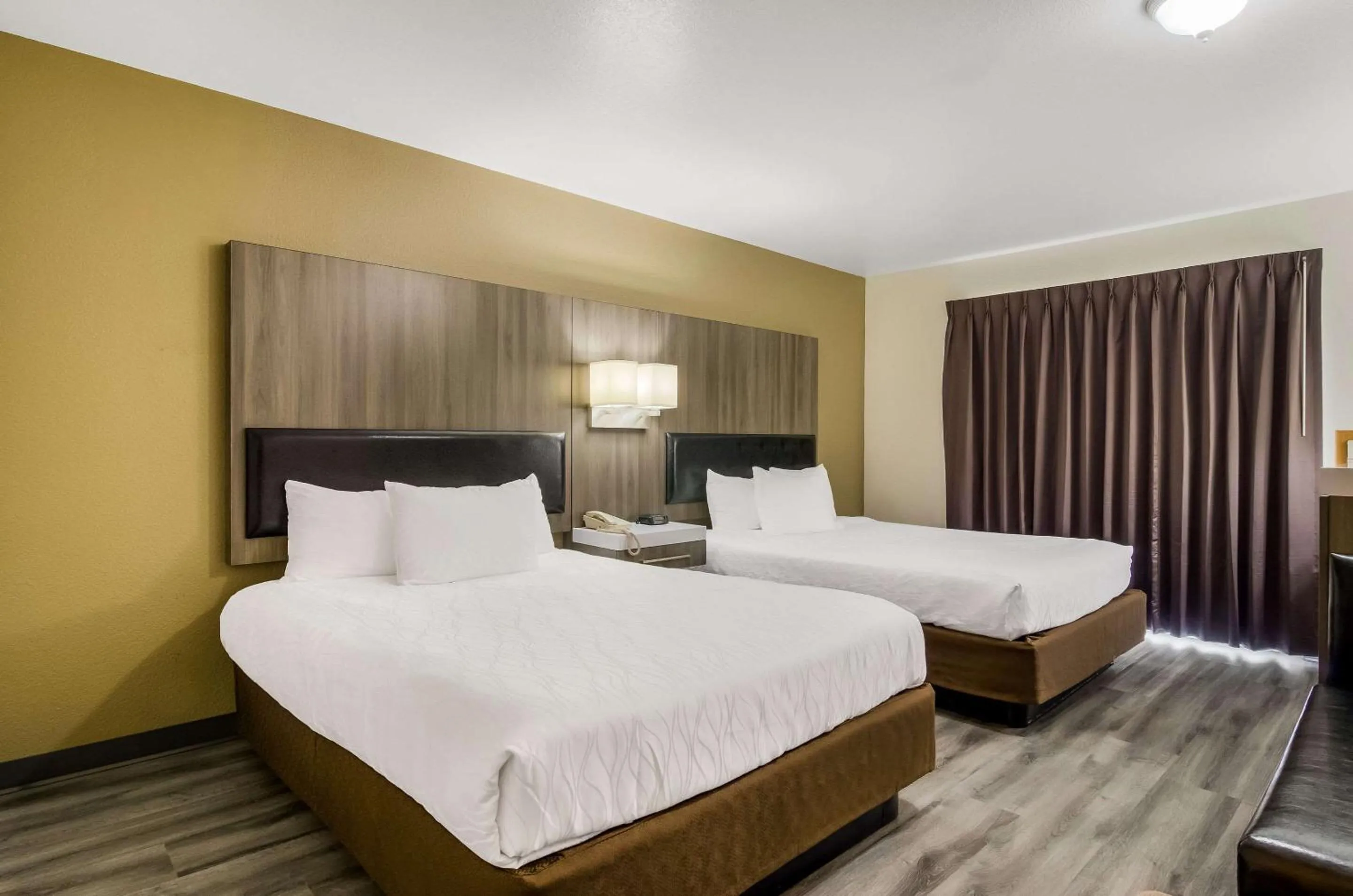 Queen Room with Two Queen Beds - Non-Smoking in Rodeway Inn Enumclaw Mount Rainier-Crystal Mountain Area