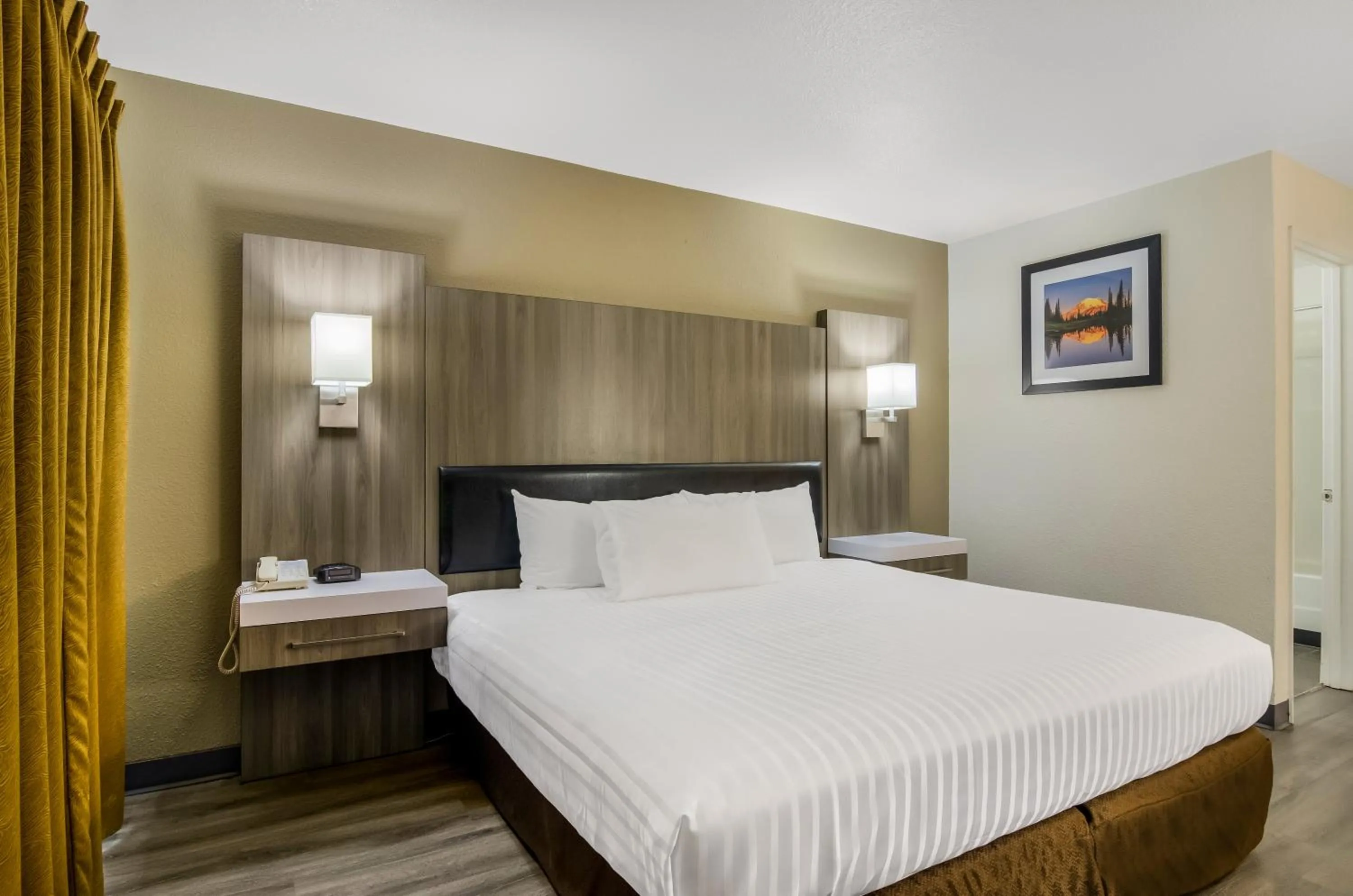 King Room - Accessible/Non-Smoking in Rodeway Inn Enumclaw Mount Rainier-Crystal Mountain Area