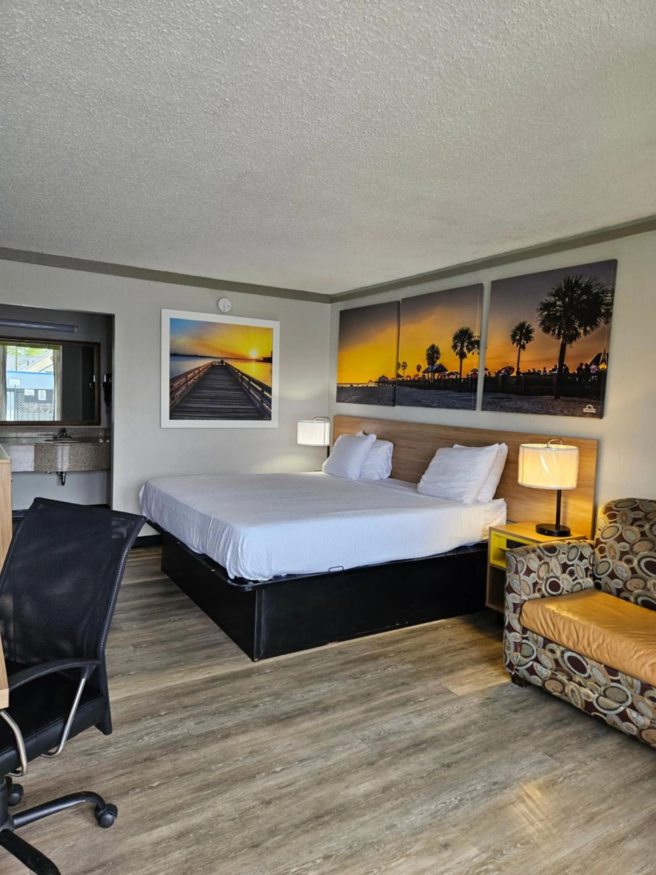 King Room - Non-Smoking in Days Inn by Wyndham Washington