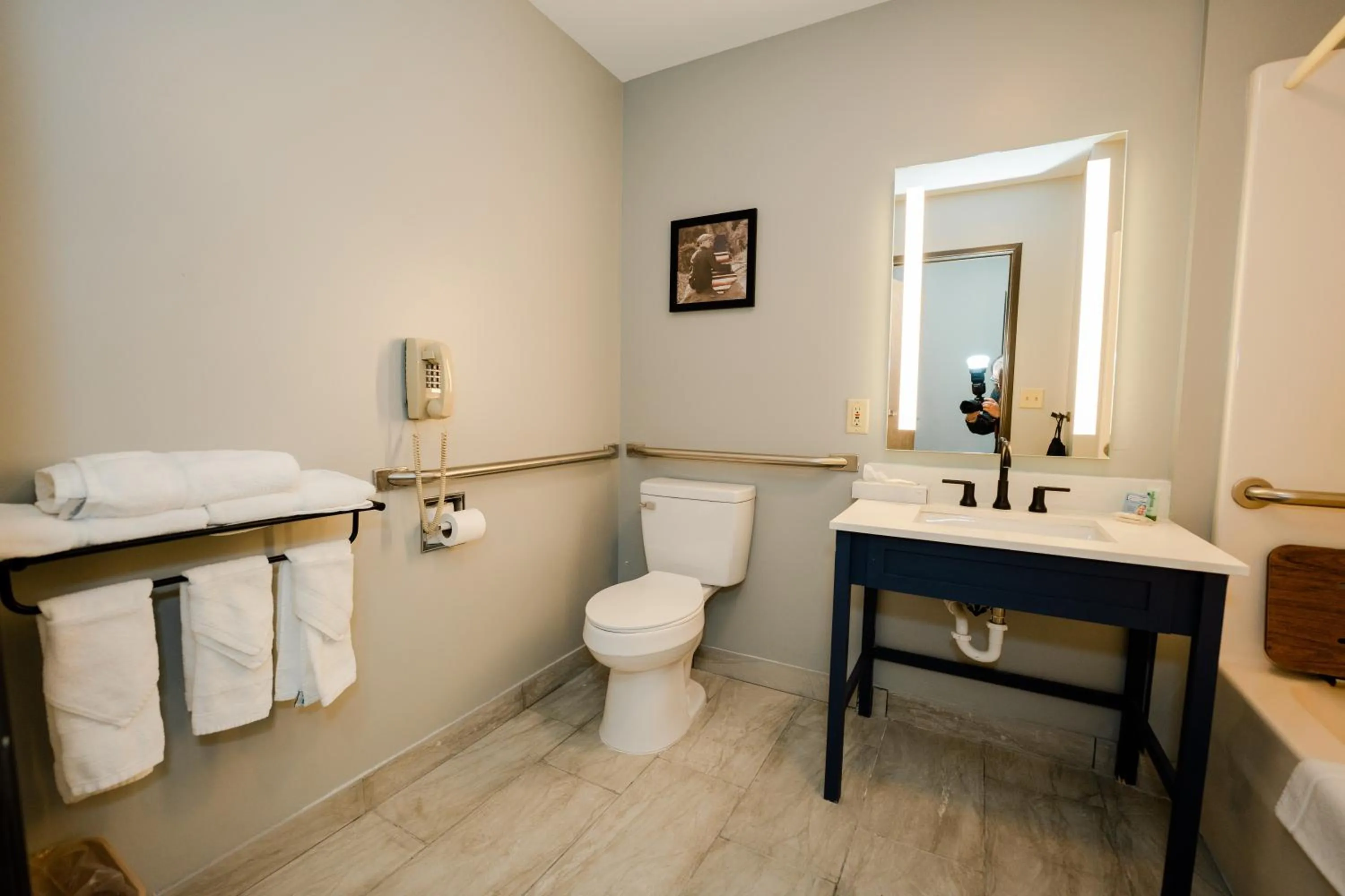 King Room with Roll-in Shower - Mobility Access/Non-Smoking in AmericInn by Wyndham Tomahawk