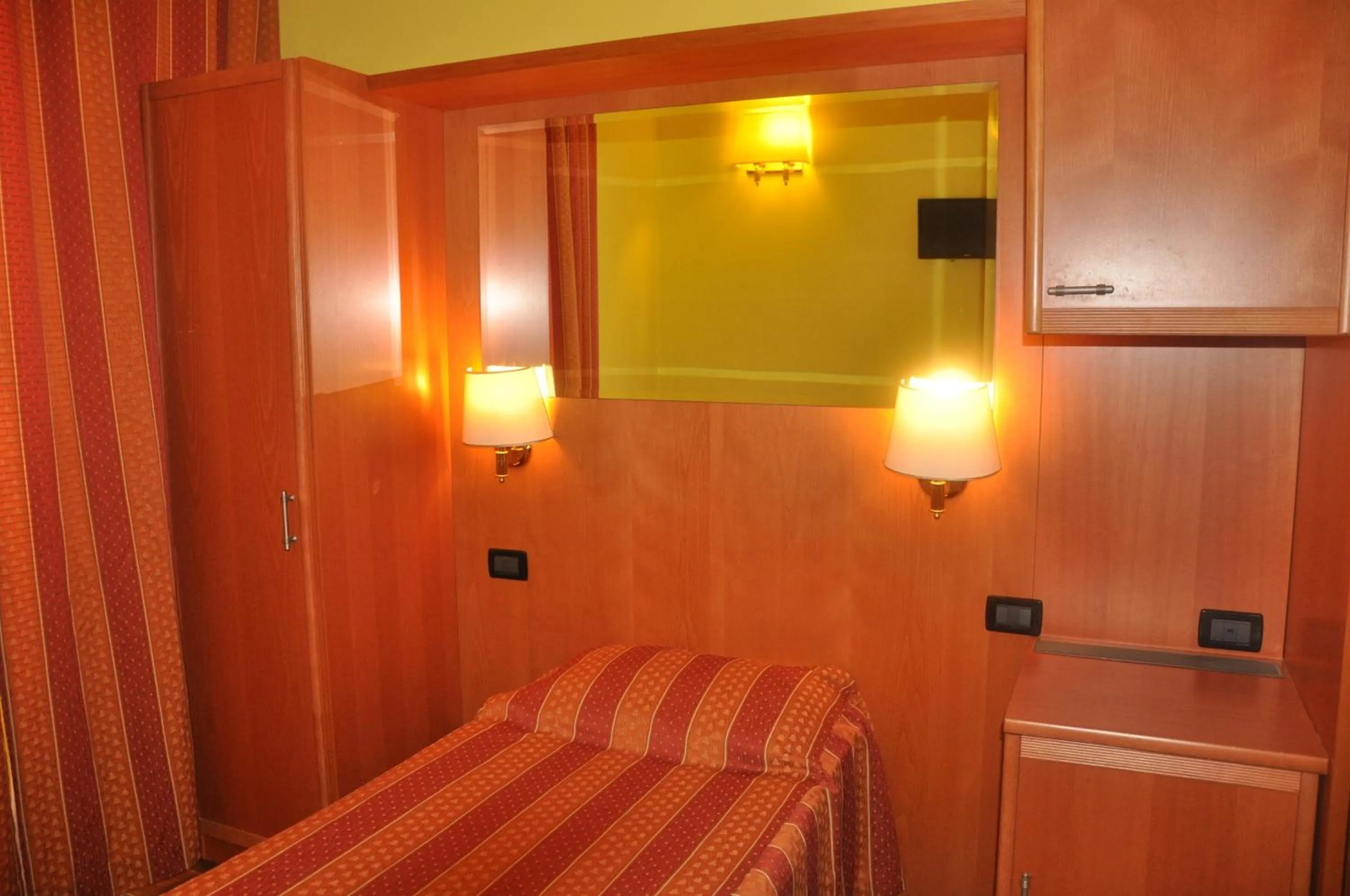 Single Room with Shared Bathroom in Hotel Beauty