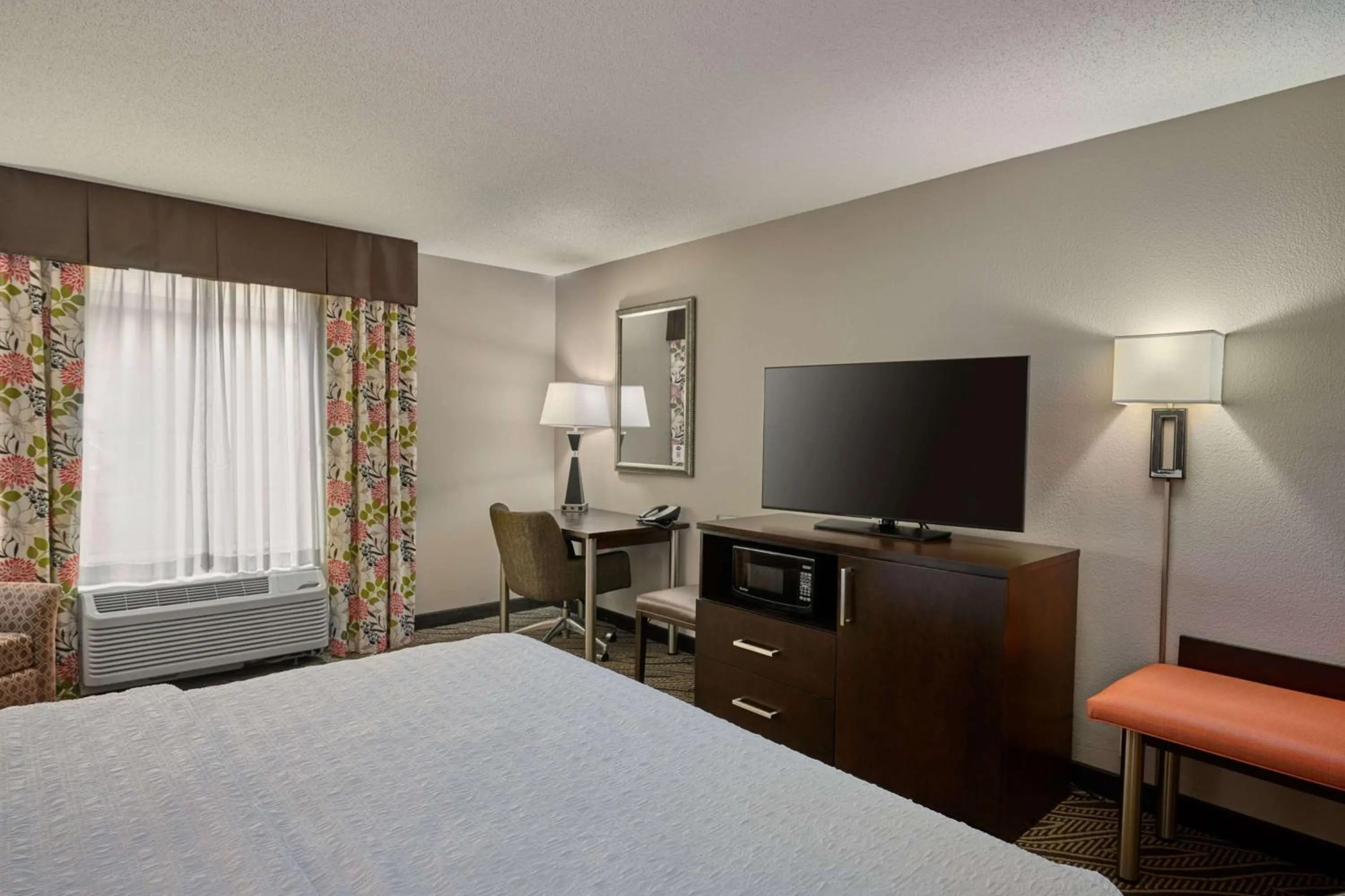 King Room with Roll-In Shower - Mobility and Hearing Access/Non-Smoking in Hampton Inn Evansville Airport
