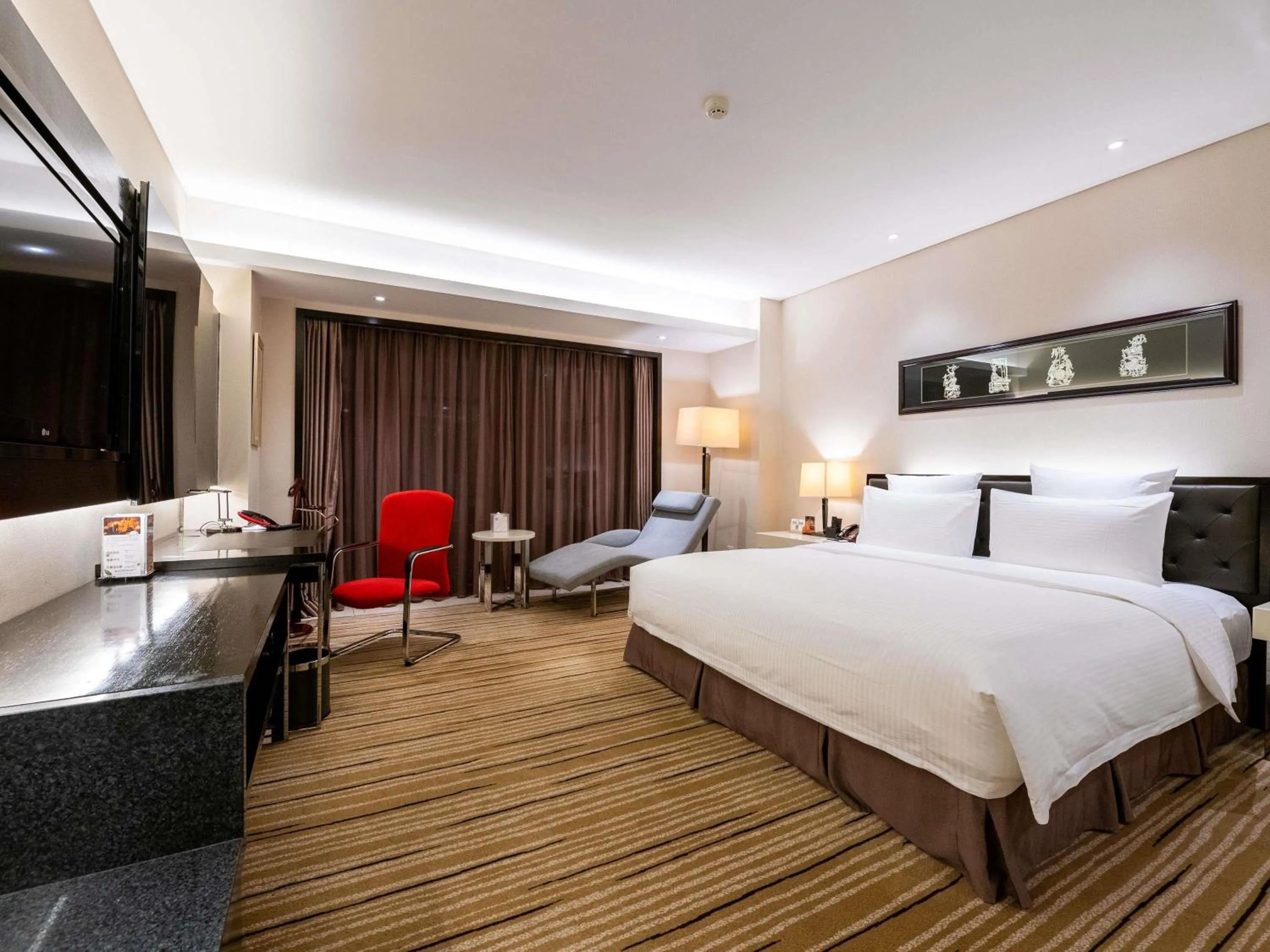 Deluxe Executive King Room in Pullman Guiyang