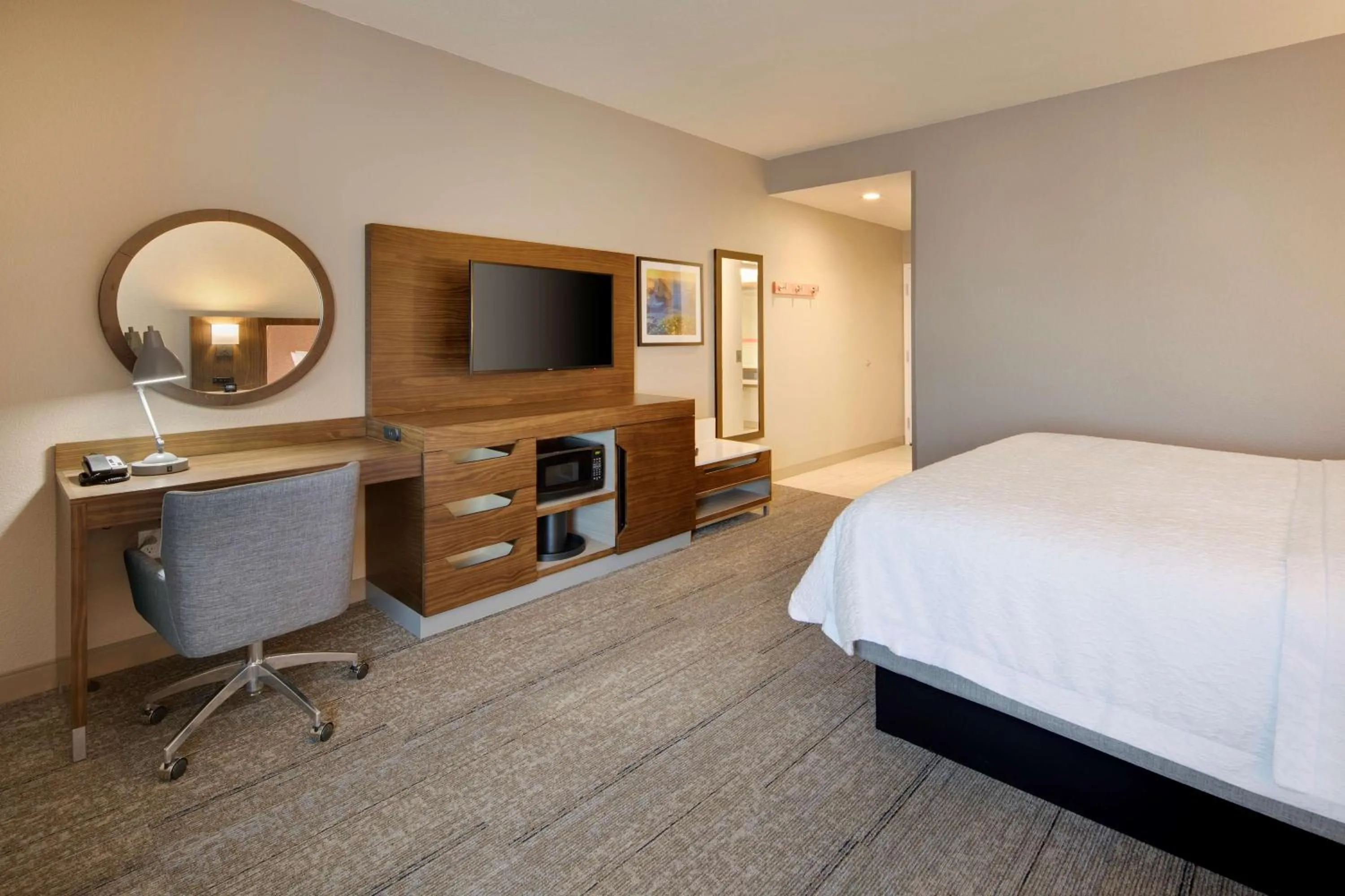 King Room - Hearing Access/Non-Smoking in Hampton Inn Santa Cruz West, Ca