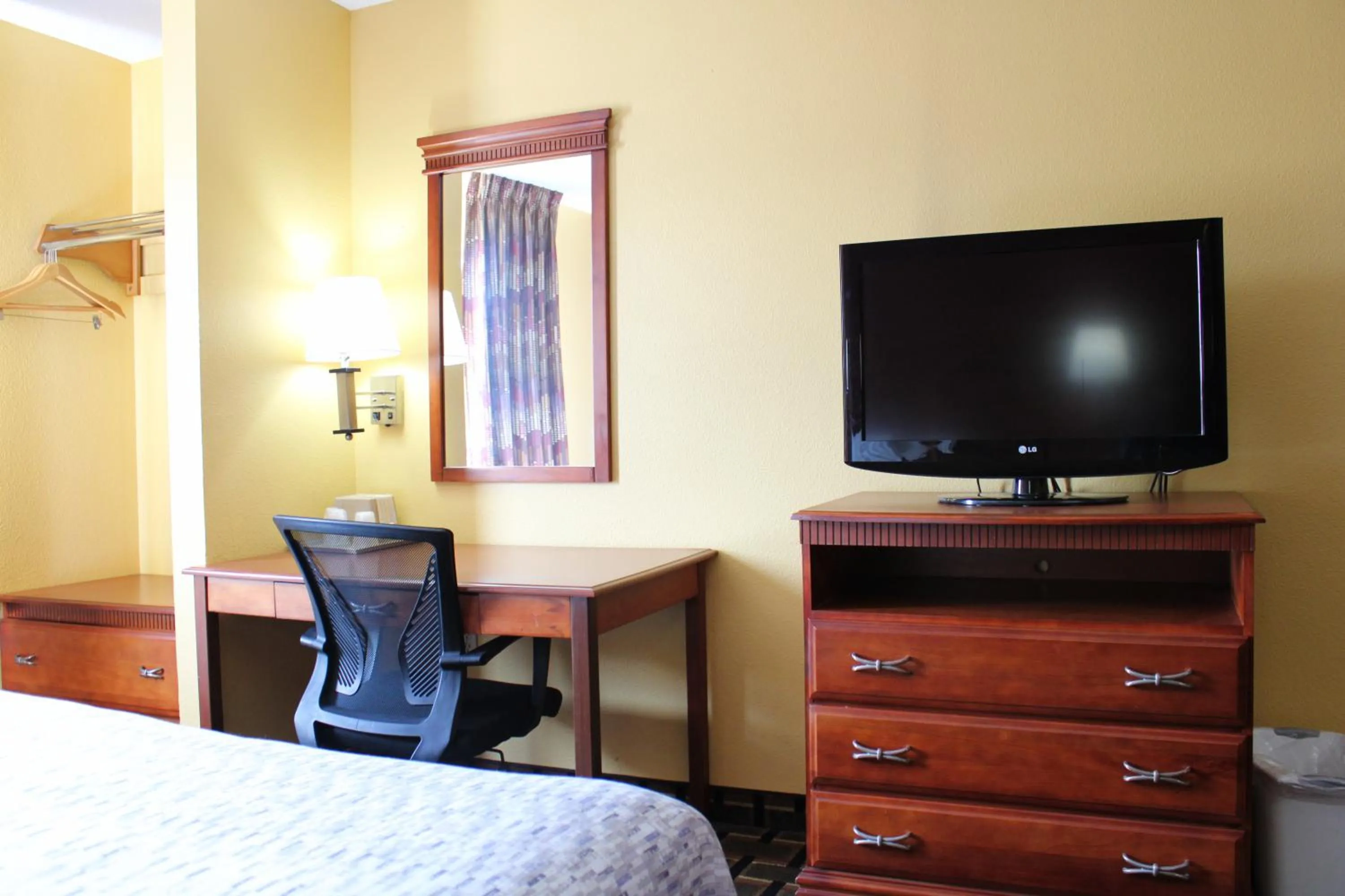 King Room - Non-Smoking in HomeTown Inn & Suites