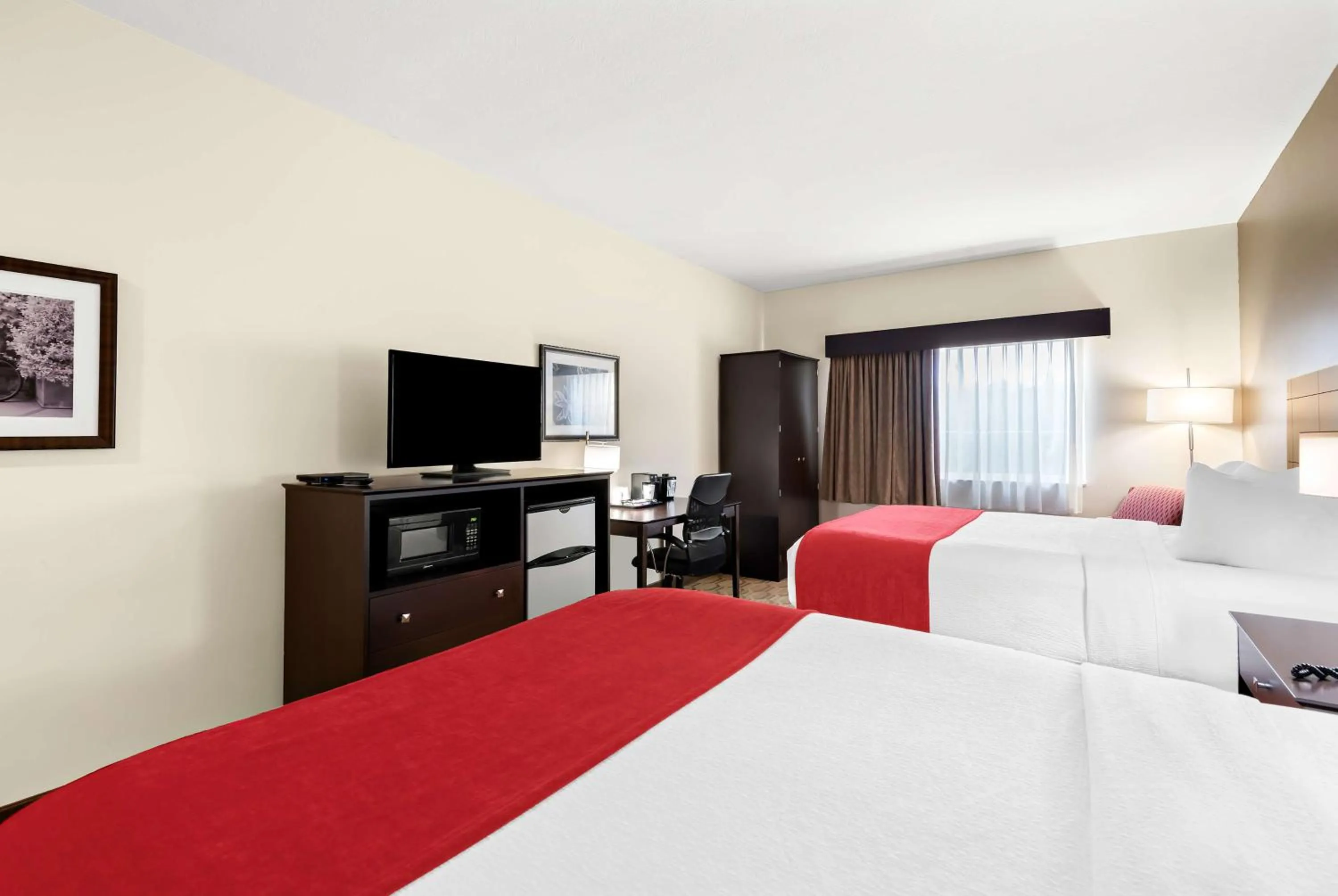 Queen Room with Two Queen Beds and Roll In Shower - Disability Access in Best Western Palmyra Inn & Suites