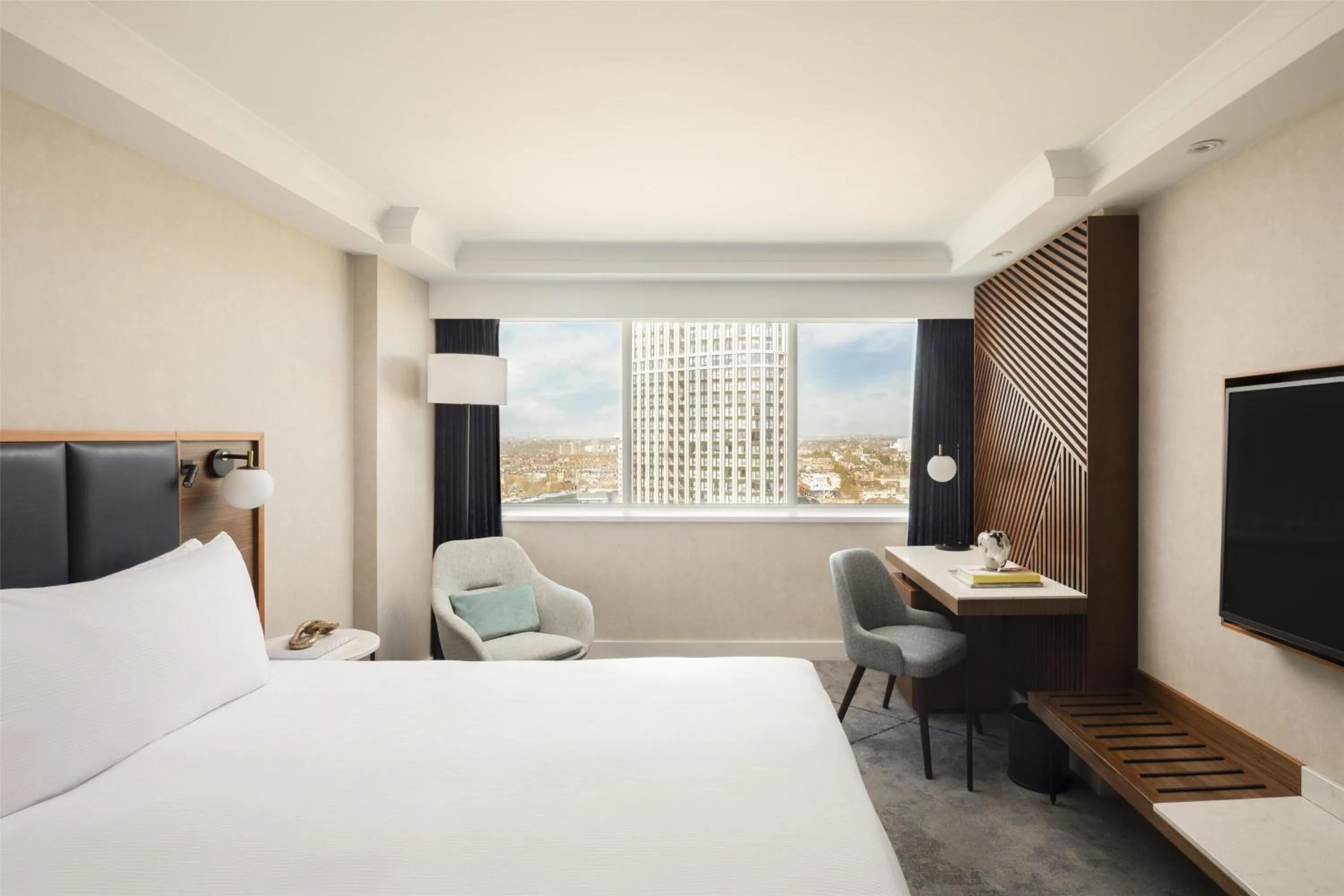 Deluxe King Room - High Floor in Hilton London Metropole