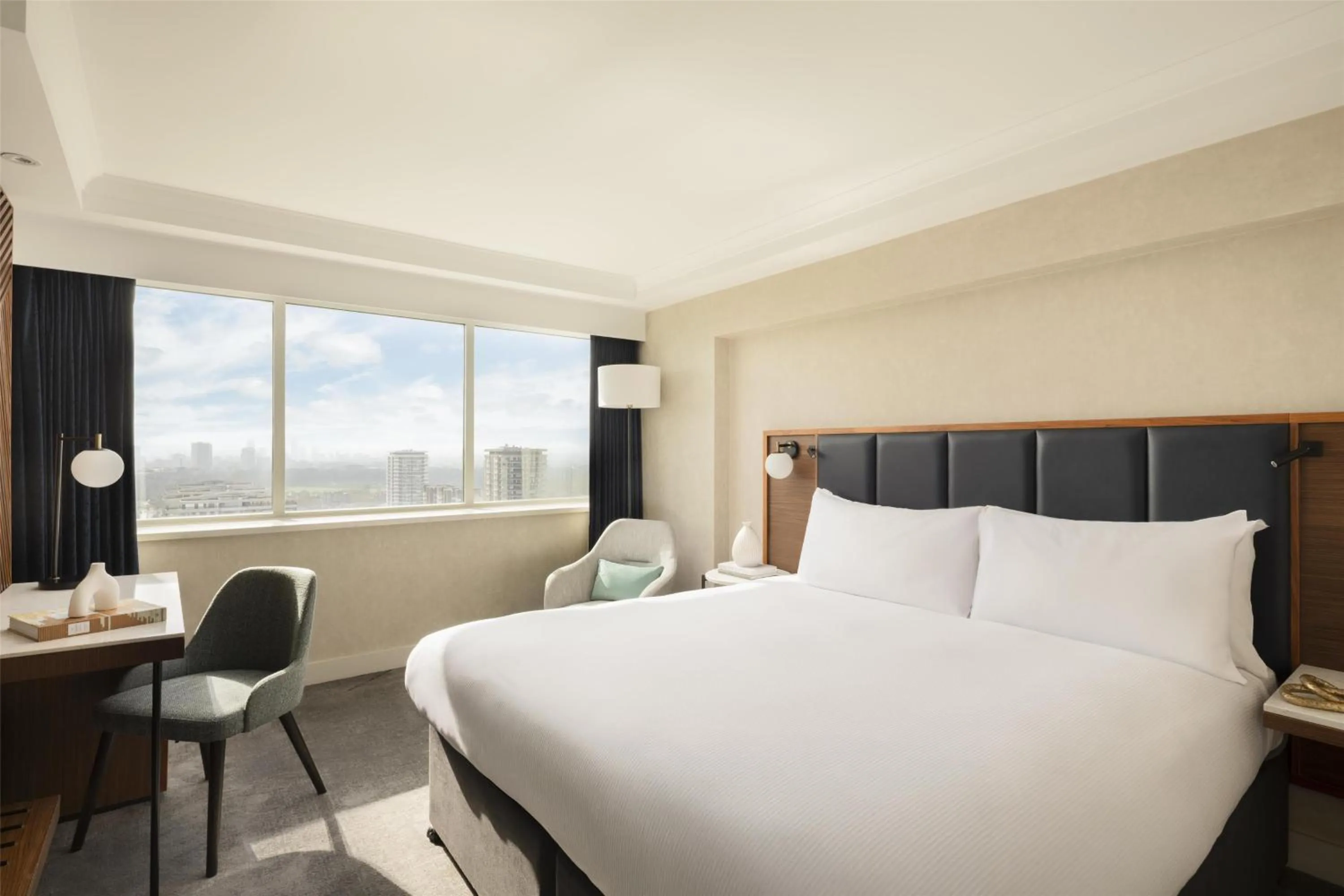 Deluxe King Room with City View in Hilton London Metropole