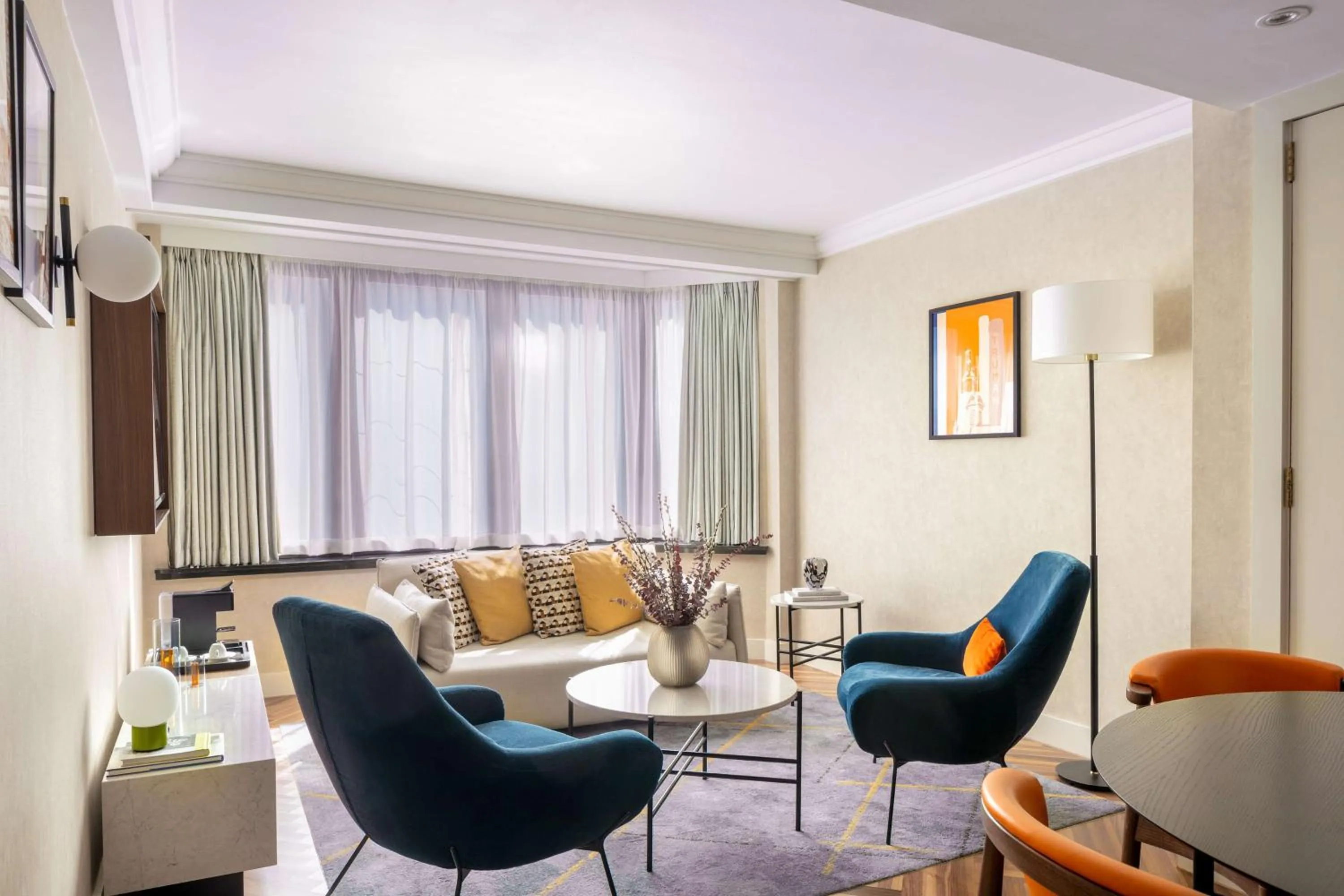 One-Bedroom Deluxe King Suite in Hilton London Metropole