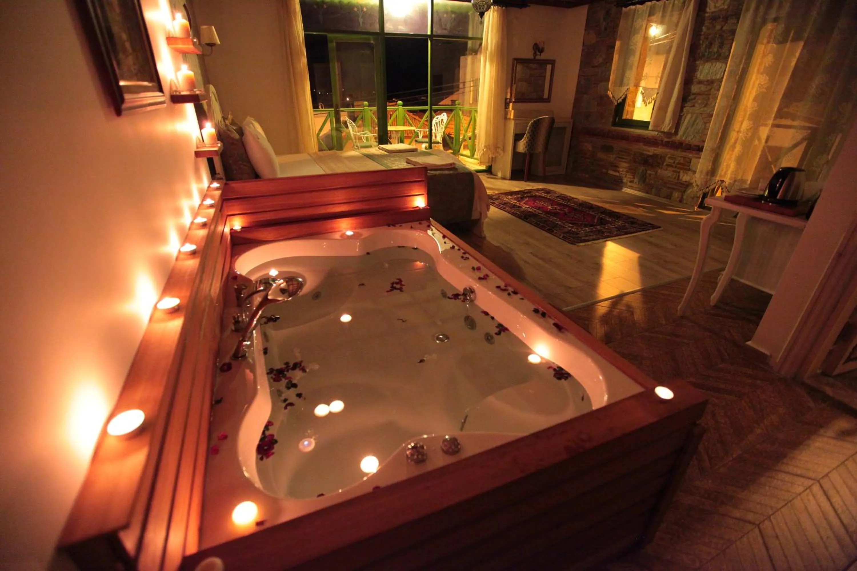 Suite with Hot Tub in Celsus Boutique Hotel