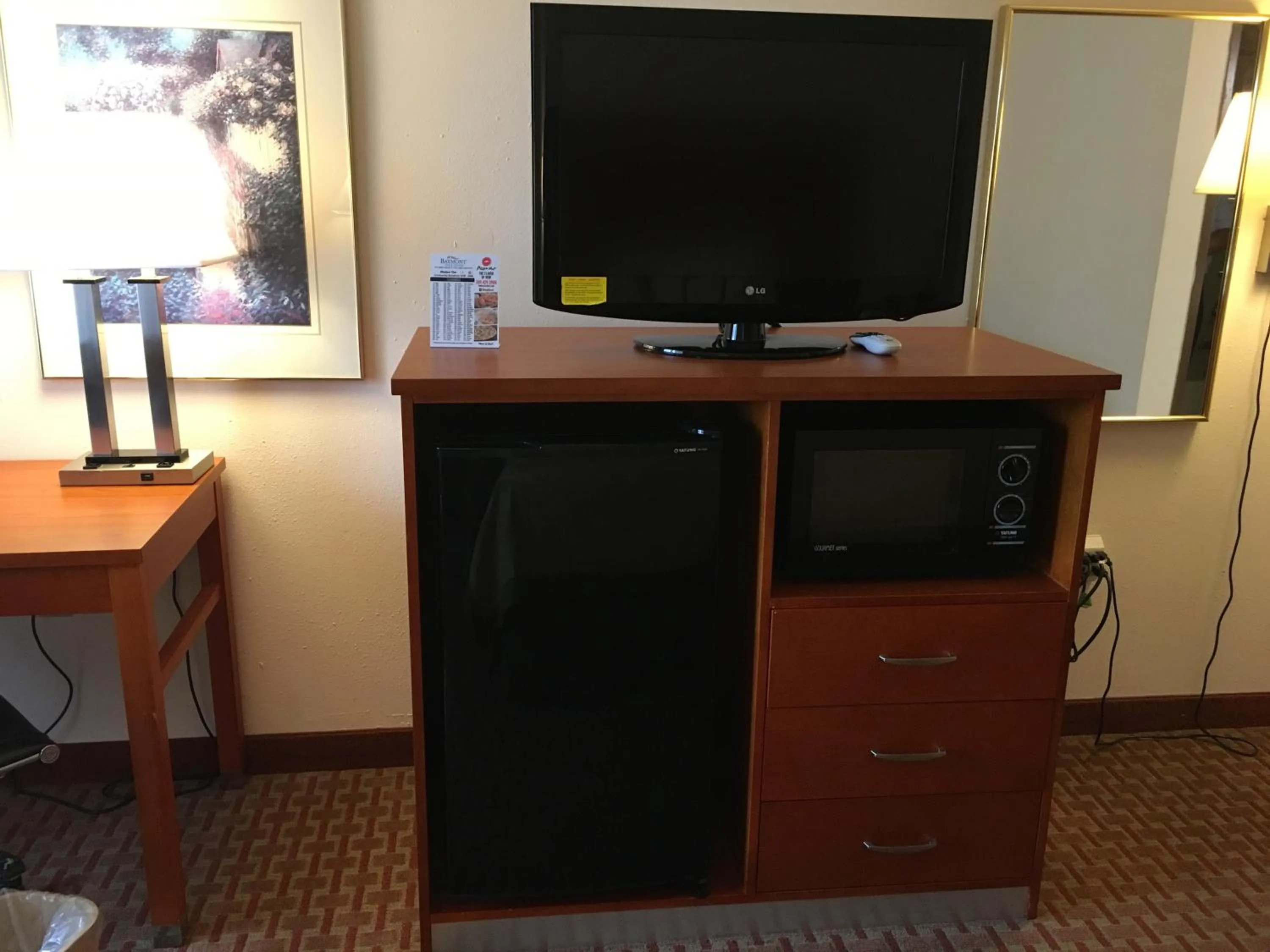 Queen Room - Disability Access - Non-Smoking in Baymont by Wyndham St. Joseph/Stevensville