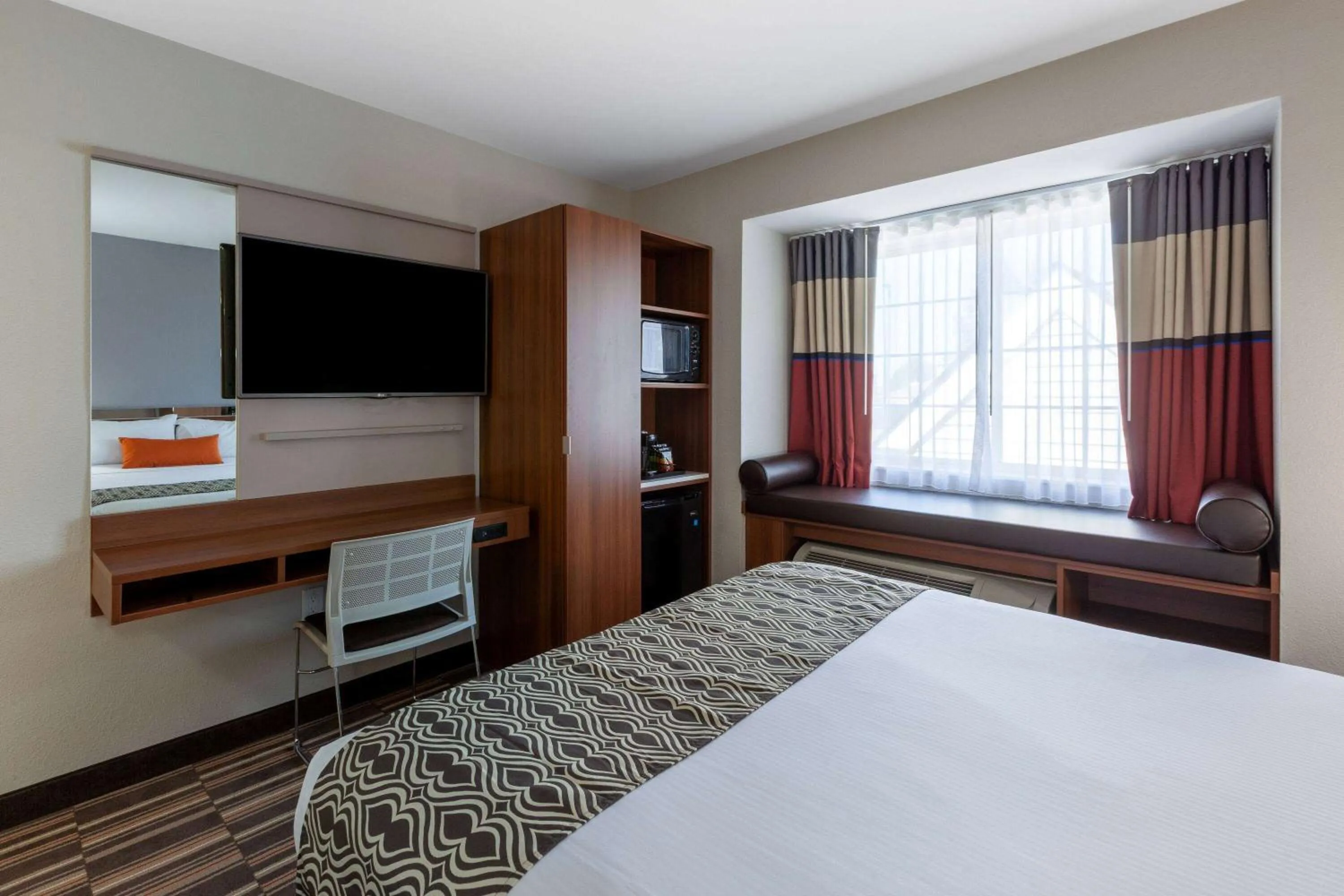 Queen Room with Roll-In Shower - Mobility Accessible/Non-Smoking in Microtel Inn & Suites by Wyndham Sunbury - Columbus North