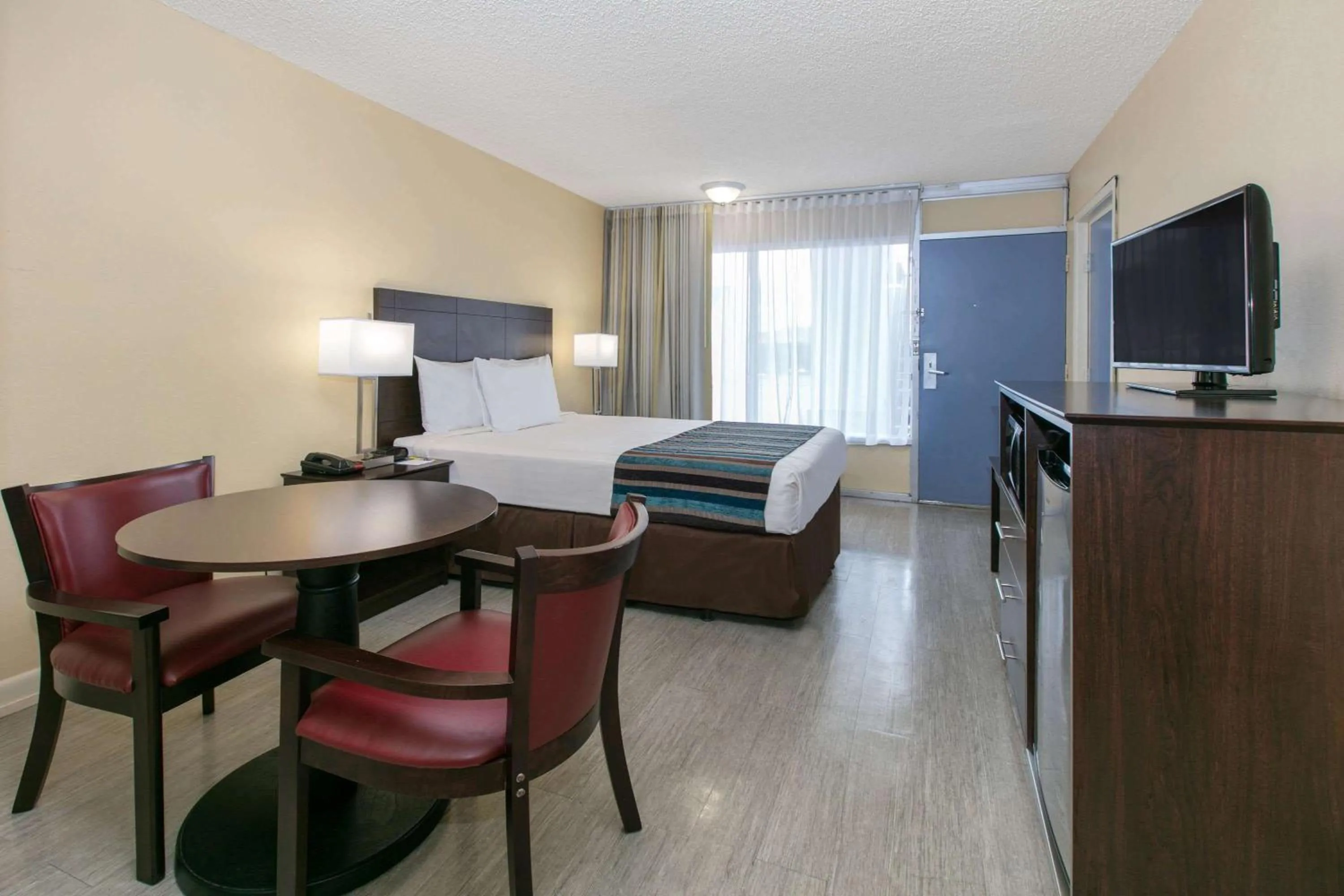 King Room with Bathtub and Grab Bars - Mobility Access/Non-Smoking in Days Inn by Wyndham Natchez