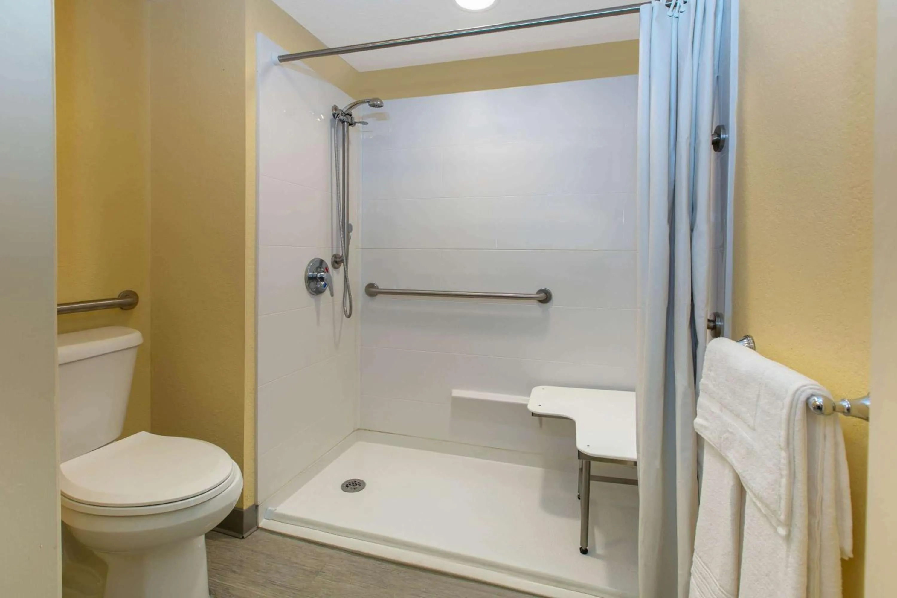 Queen Room with Mobility Access - First Floor/Smoking in Days Inn by Wyndham Natchez