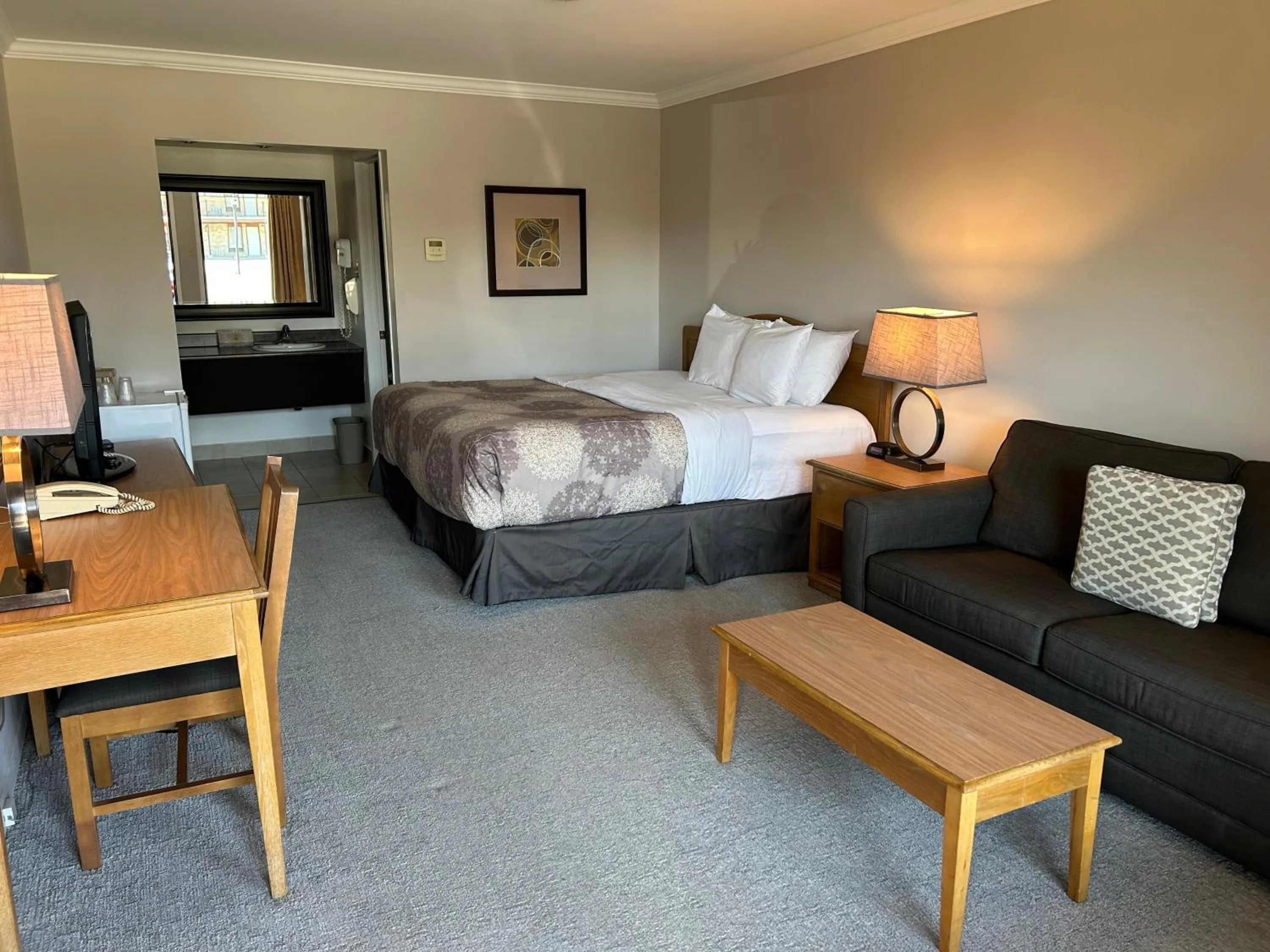 Queen Suite in Rideau Heights Inn